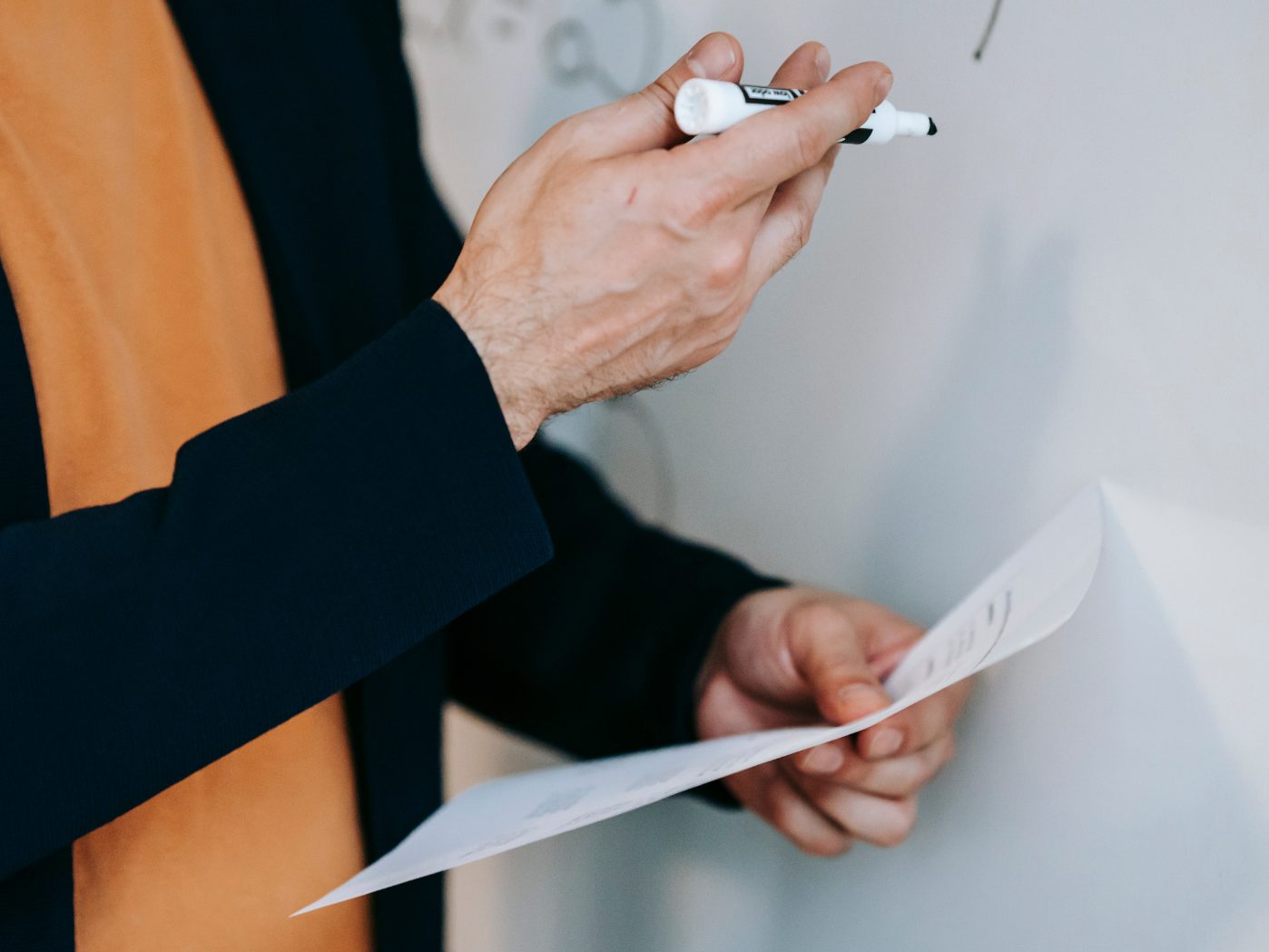 Ein Lehrer soll in NÖ intime Videos an Schülerinnen geschickt haben.