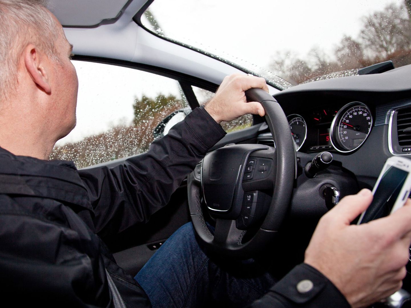 Ein Drittel der Eltern nutzt beim Autofahren das Handy. Ein Drittel der Eltern nutzt beim Autofahren das Handy.