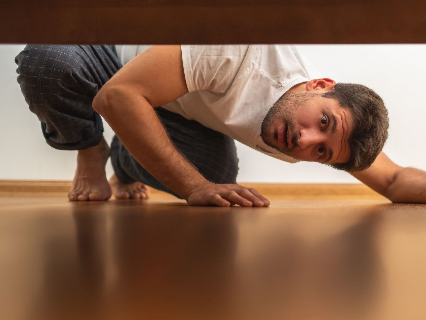 Nicht jeder Gegenstand eignet sich für die Lagerung unter dem Bett. Nicht jeder Gegenstand eignet sich für die Lagerung unter dem Bett.