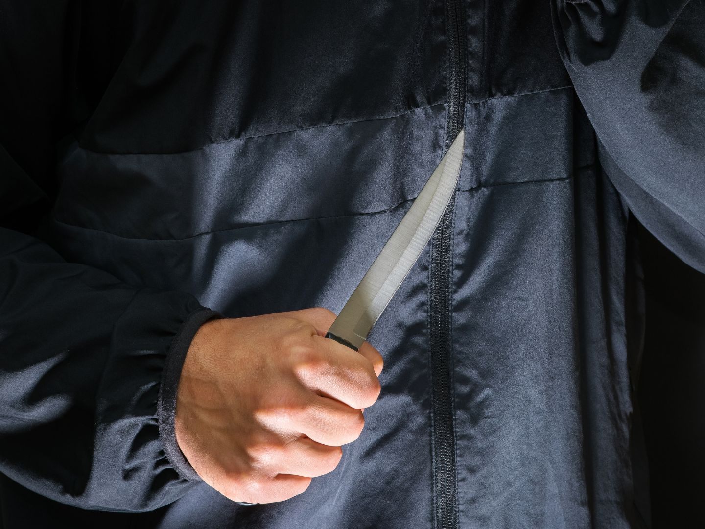 Ein 30-Jähriger zückte ein Messer und bedrohte damit seinen Mitbewohner. Ein 30-Jähriger zückte ein Messer und bedrohte damit seinen Mitbewohner.