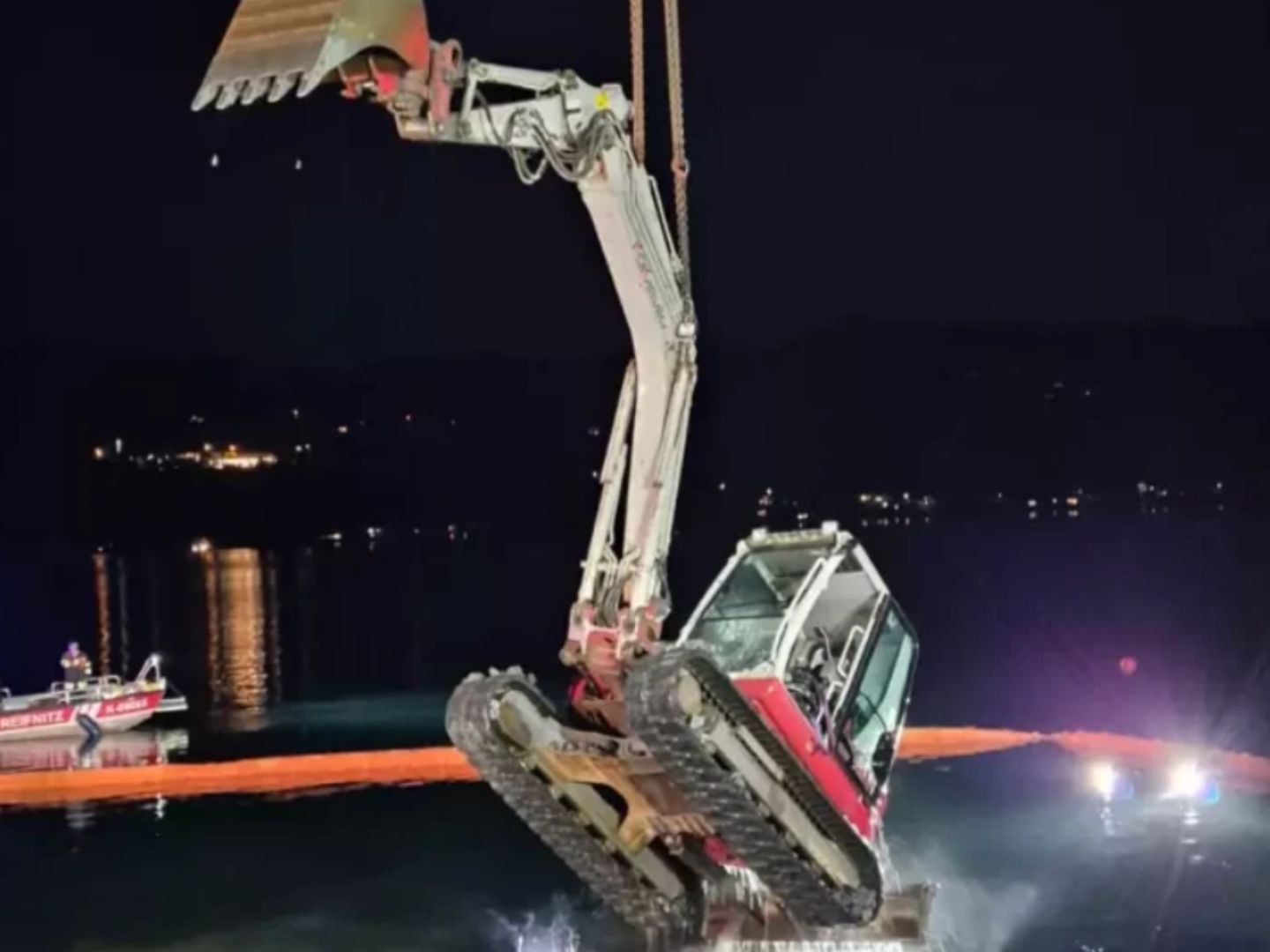Die FF Velden fischte den Bagger wieder aus dem Wörthersee.