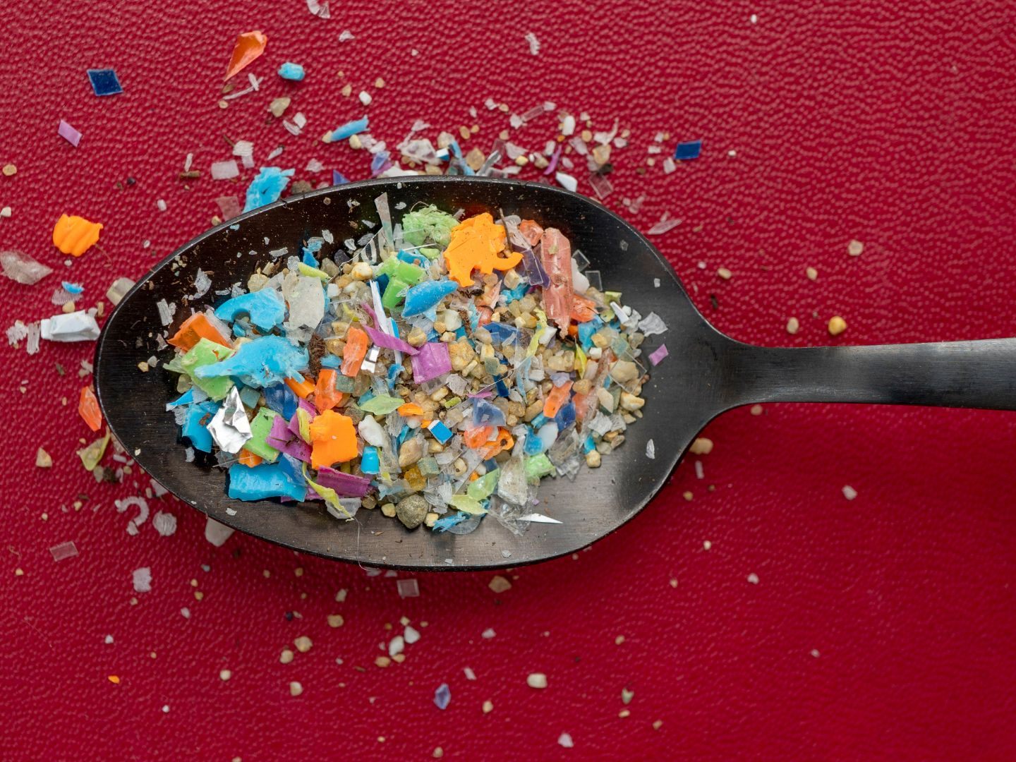 Der Verarbeitungsgrad der Lebensmittel spielt bei der Aufnahme von Mikroplastik eine relevante Rolle.