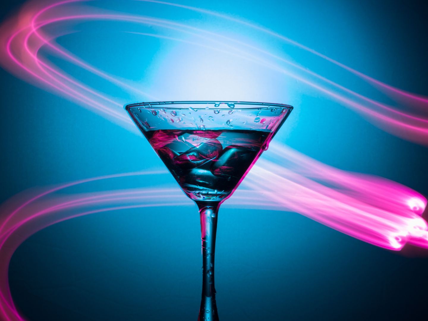 Die Bewerbung von alkoholischen Getränken ist ein Problem für Süchtige und Suchtgefährdete.