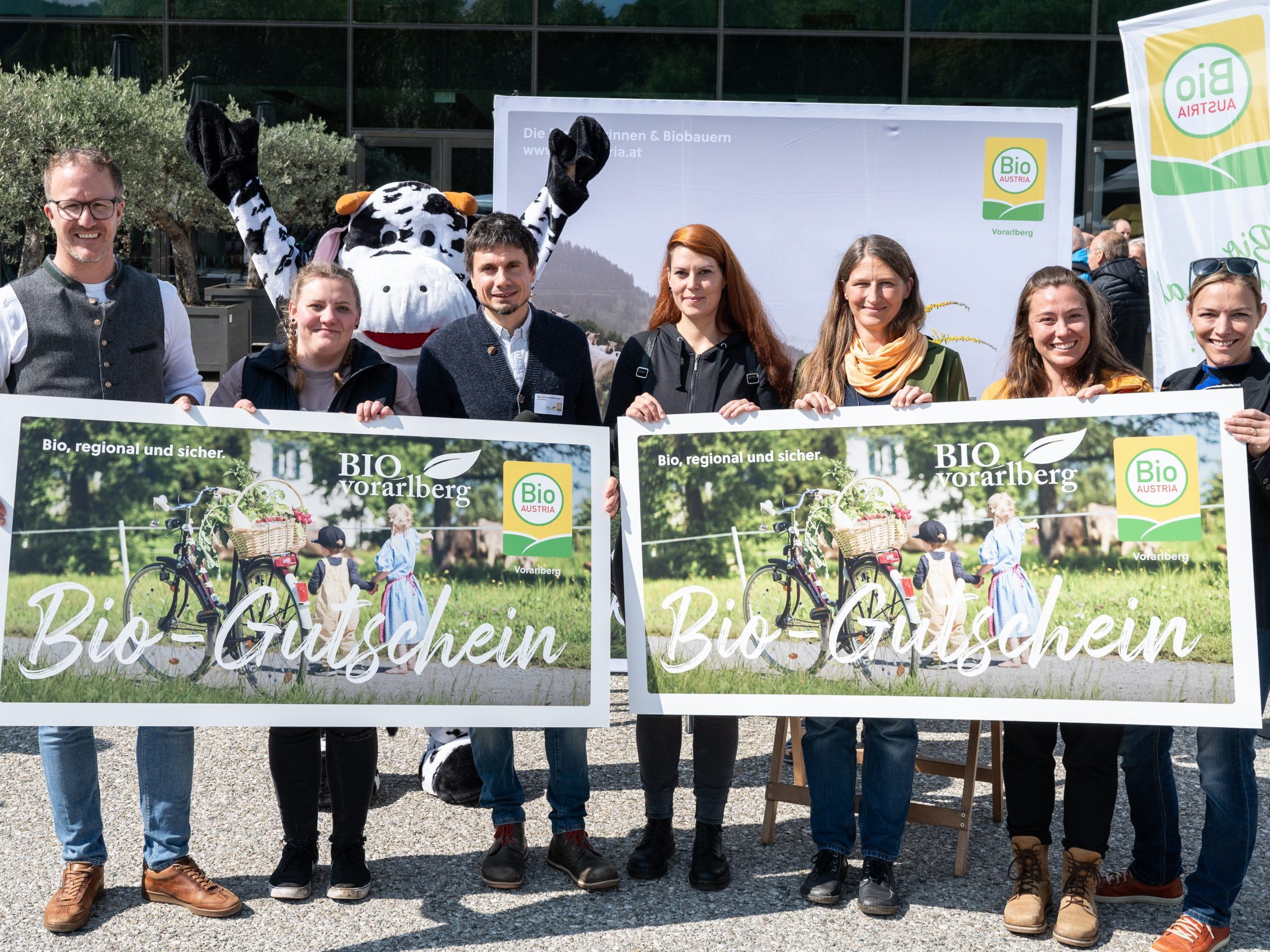 Gewinn-Übergabe vom neuen Bio-Gutschein Gewinn-Übergabe vom neuen Bio-Gutschein