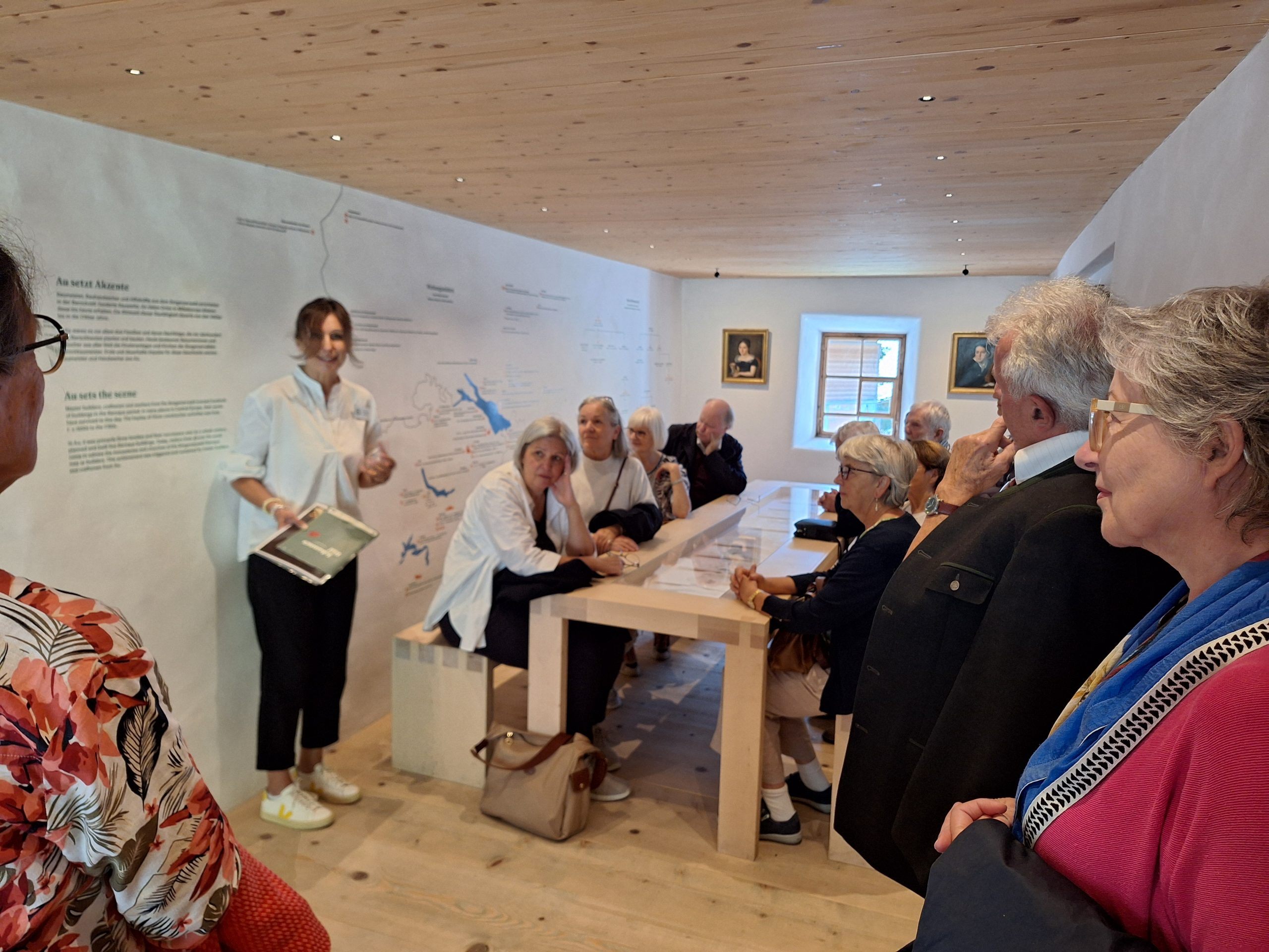 ALTER.nativ im Barockbau-Museum in Au mit Führung von Bernadette Rüscher (links im Bild) ALTER.nativ im Barockbau-Museum in Au mit Führung von Bernadette Rüscher (links im Bild)