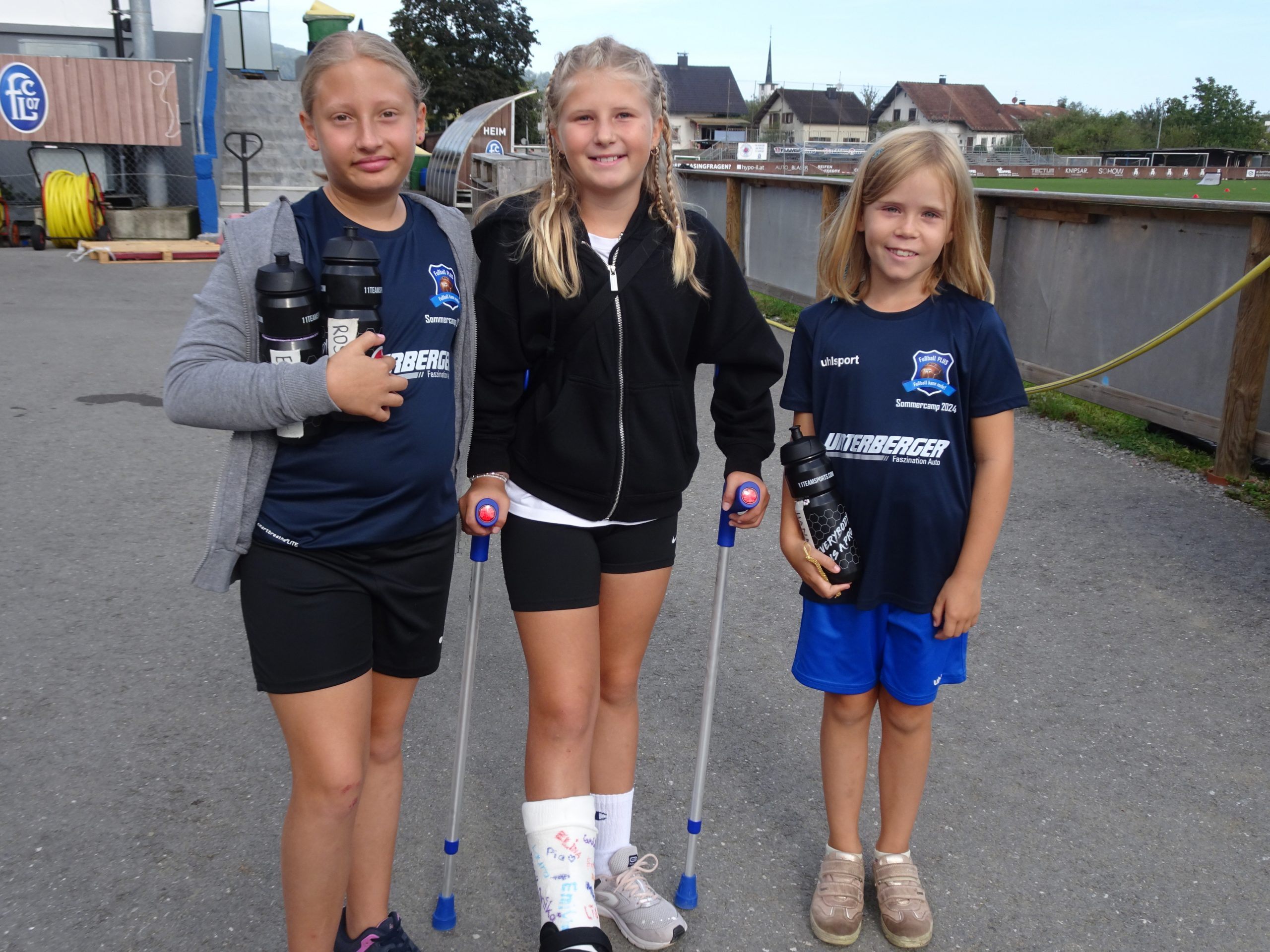 Mit Gips ins Camp - Rosalie Walser (Mitte) wurde von ihren Freundinnen Emilia und Hannah freudig begrüßt. Mit Gips ins Camp - Rosalie Walser (Mitte) wurde von ihren Freundinnen Emilia und Hannah freudig begrüßt.