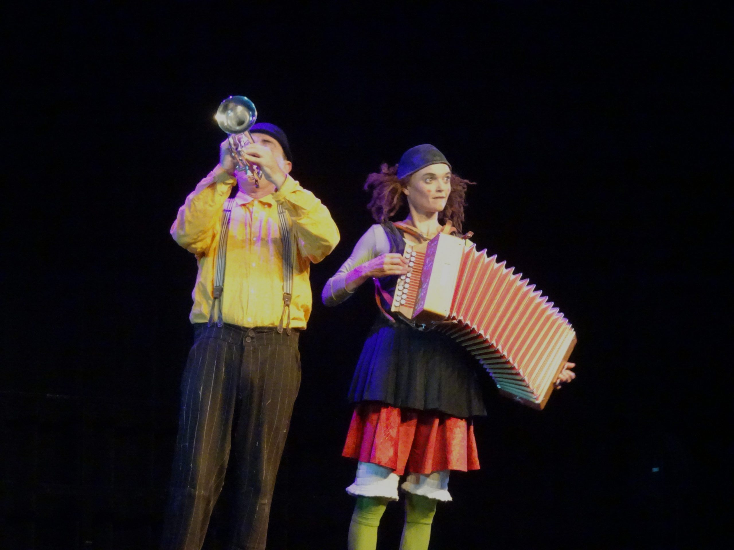 Camilla Pessi und Simone Fassari, beide ausgebildet an der Schweizer Theaterschule Accademia Teatro, verzauberten erneut einen Abend lang die Besucher mit ihrer außergewöhnlichen Clownskunst. Camilla Pessi und Simone Fassari, beide ausgebildet an der Schweizer Theaterschule Accademia Teatro, verzauberten erneut einen Abend lang die Besucher mit ihrer außergewöhnlichen Clownskunst.