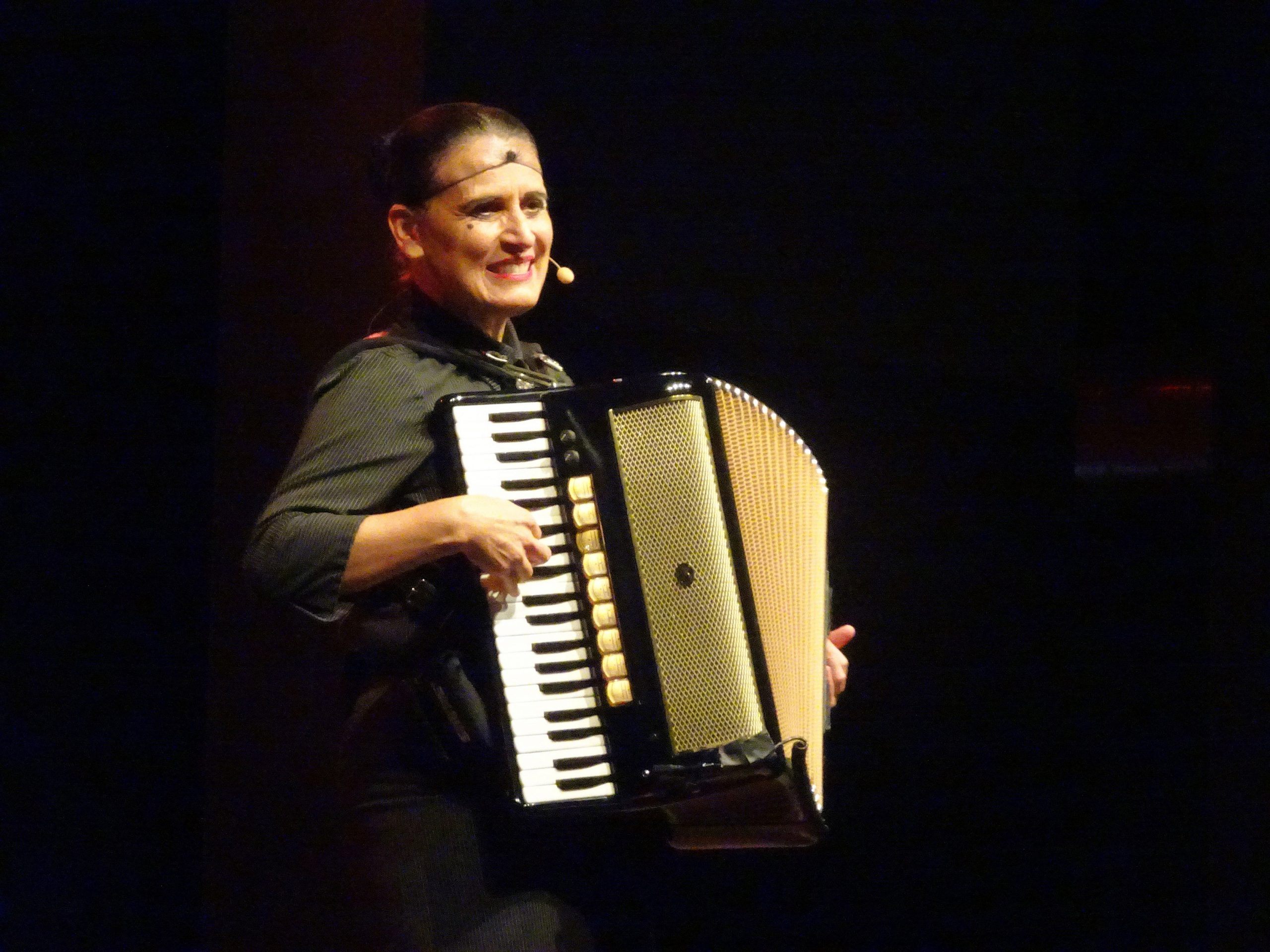 Carmela de Feo verzauberte mit Humor und Akkordeon.