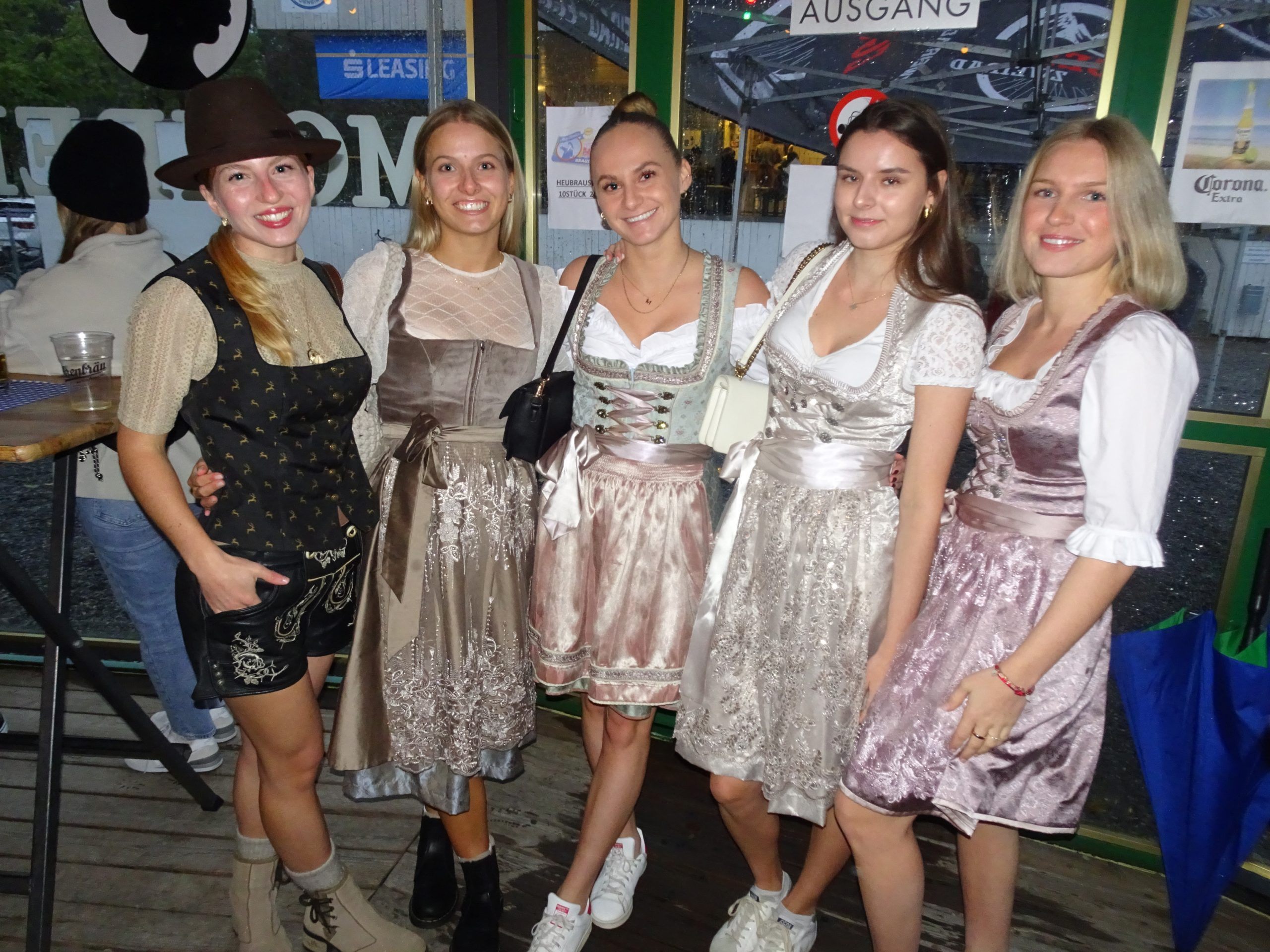 Die "Admira-Spielerfrauen" schmissen sich stilgerecht für das Oktoberfest in Schale.
