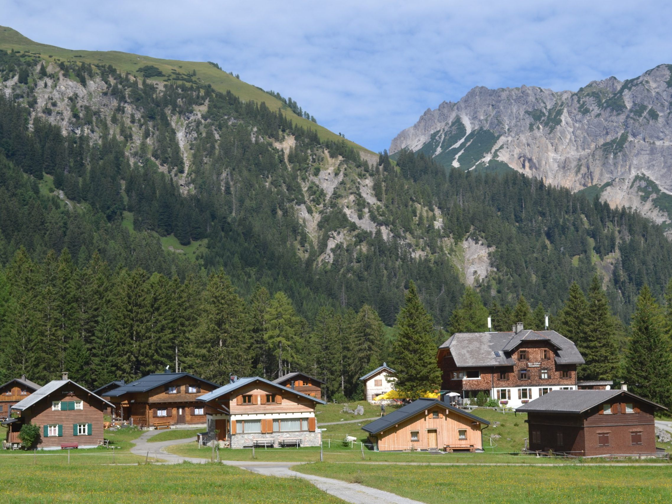 Prägend in der Landschaft des Nenzinger Himmels: Das „Hotel“. Prägend in der Landschaft des Nenzinger Himmels: Das „Hotel“.
