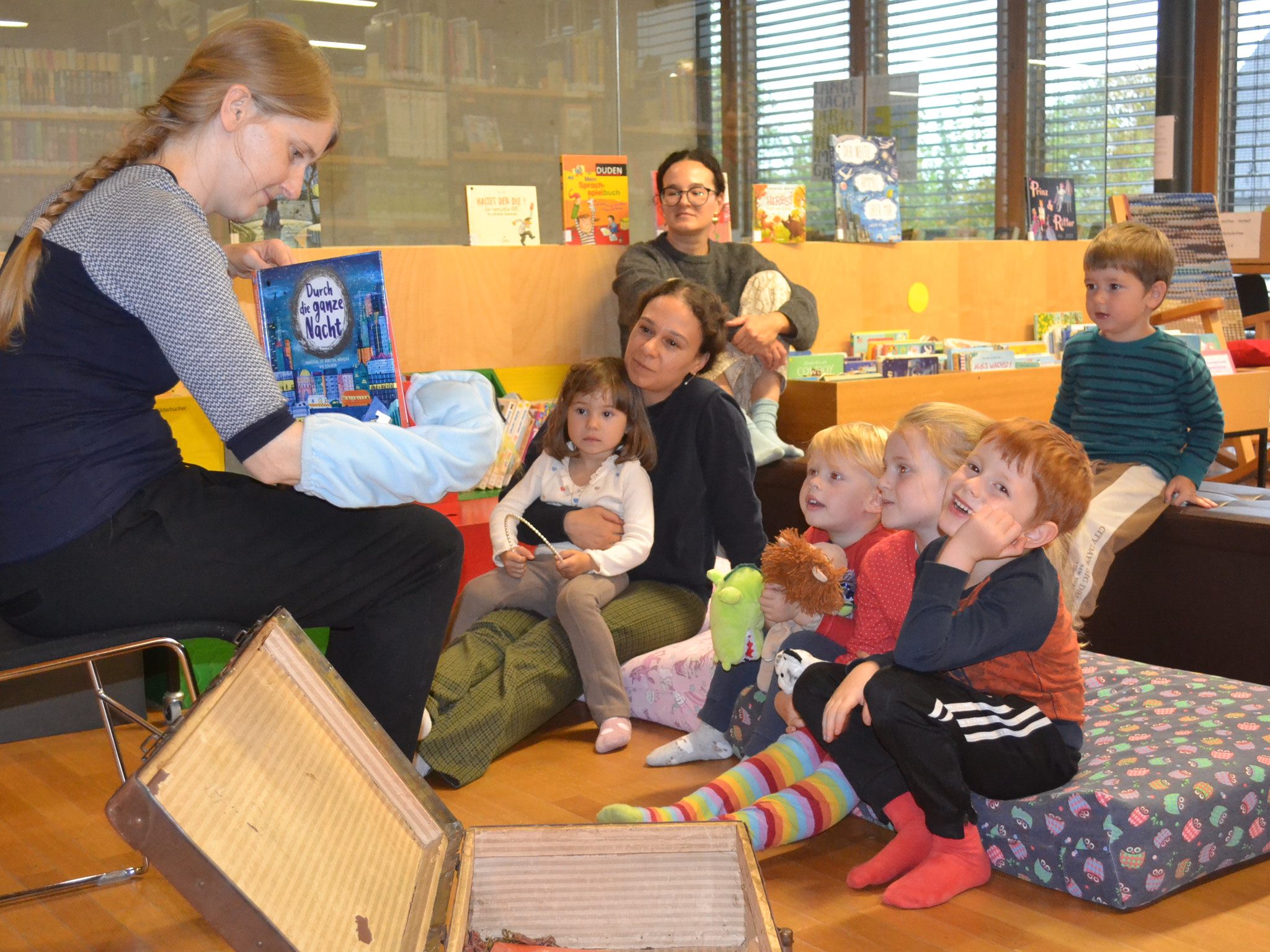 BU (Foto Lesen) Die kleinsten Bibliothek-Besucher waren begeistert von „Hörbis“ Geschichte. BU (Foto Lesen) Die kleinsten Bibliothek-Besucher waren begeistert von „Hörbis“ Geschichte.