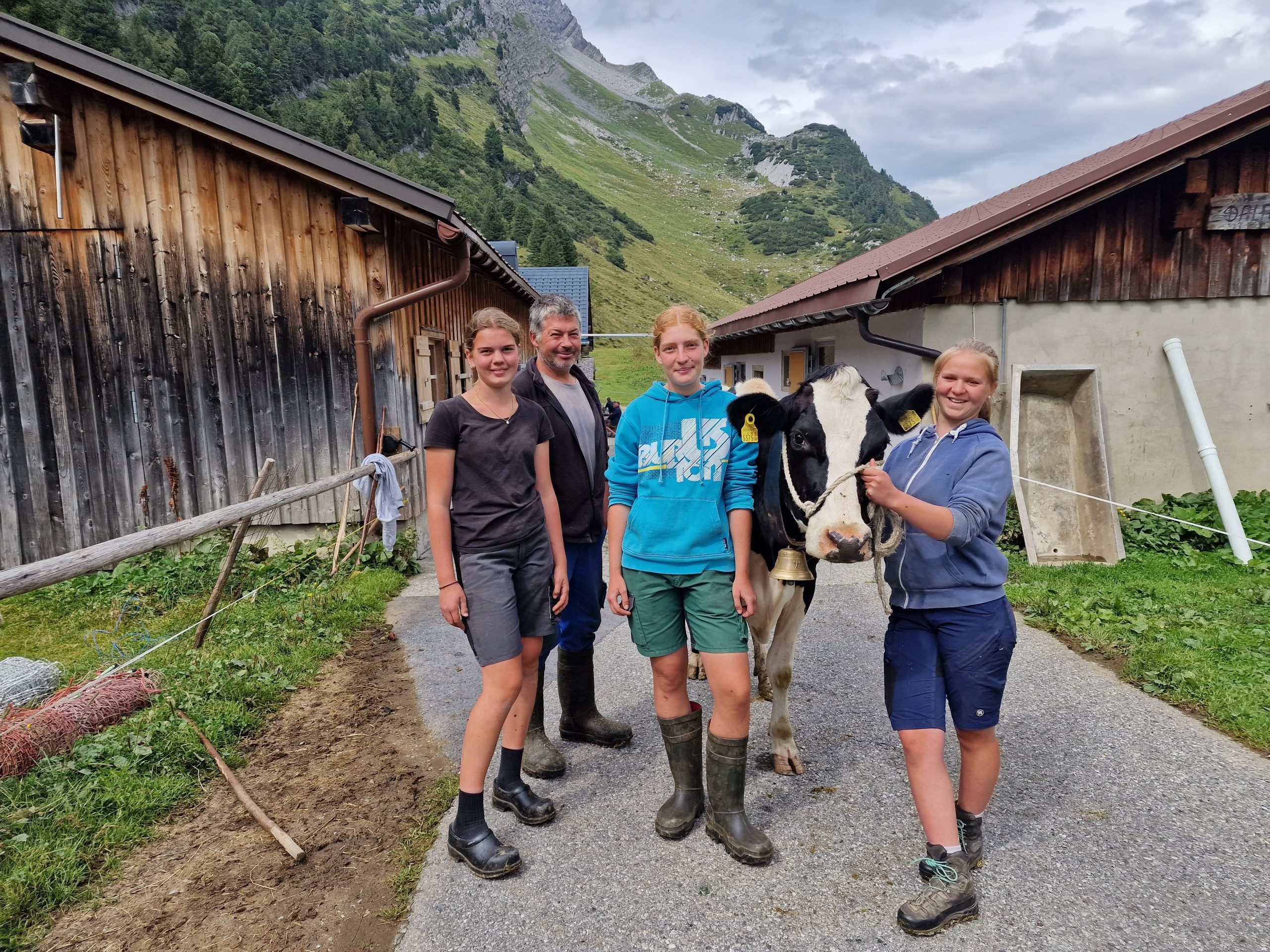 Bella, die schöne Tiroler Kuh wird von den Jungälplerinnen Zita, Melinda und Perrine sowie von Alpchef Christian Kohler begleitet