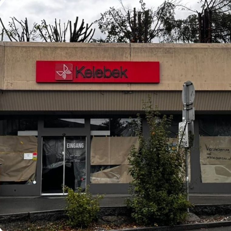 Seit dem Konkurs des Möbelhauses stehen zwei Geschäftslokale leer.