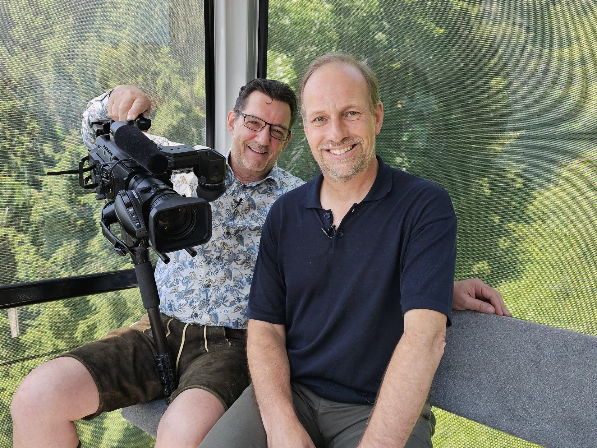 Bürgermeister Dieter Egger (re) ist in der Fernsehgondel vom Muttersberg, bei Moderator Andreas Seeburger (li) zu Gast.
