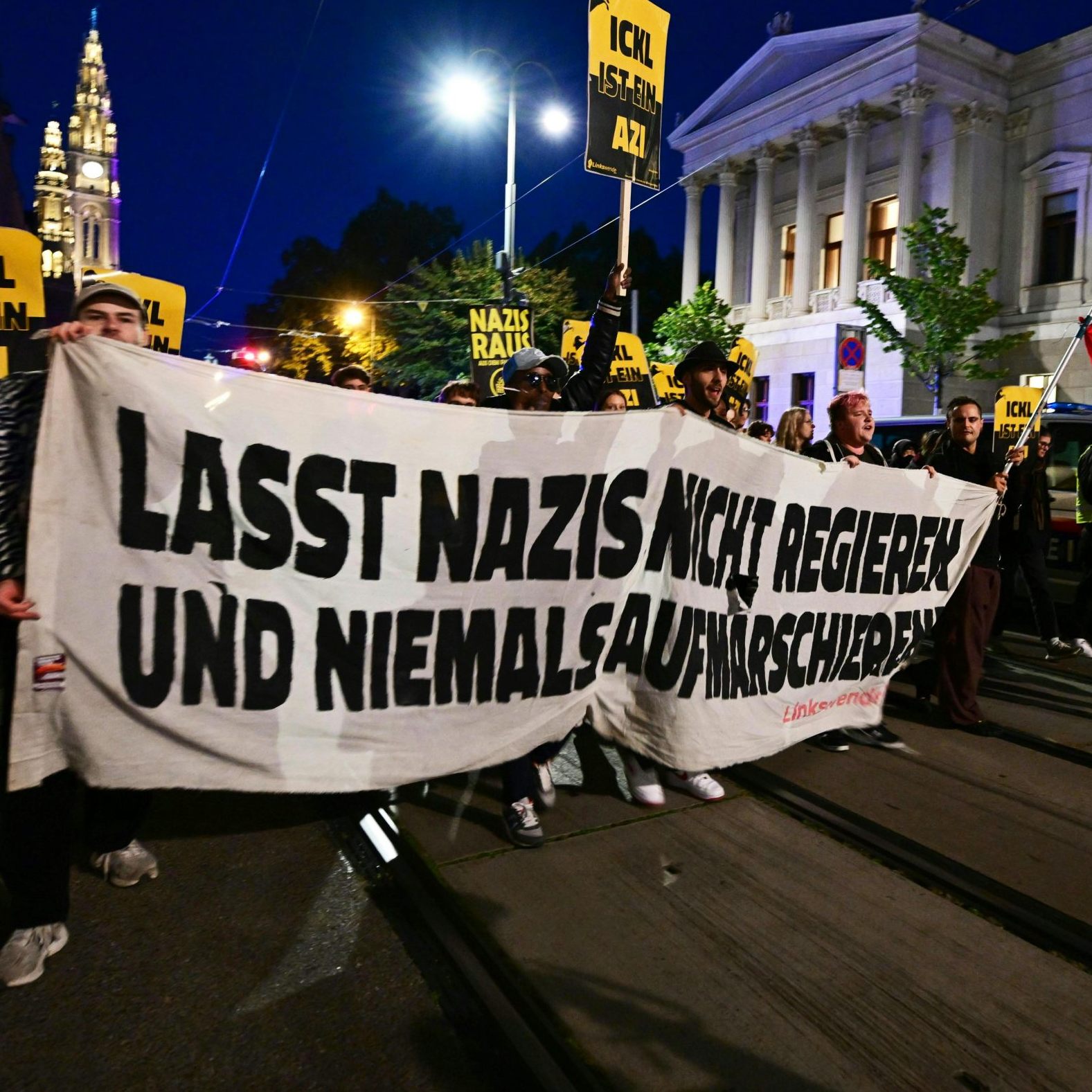 Protestierende skandieren unter anderem "niemals Kickl".