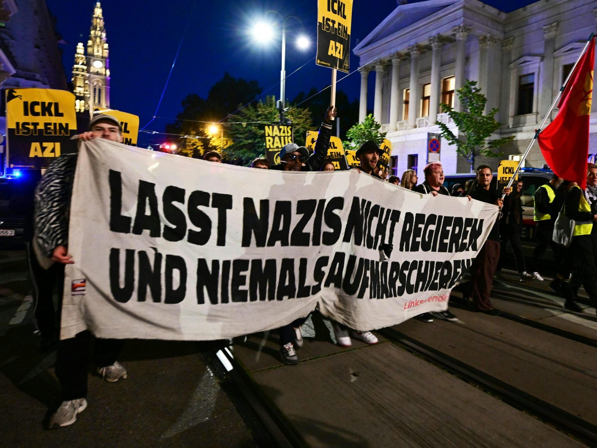 Protestierende skandieren unter anderem "niemals Kickl". Protestierende skandieren unter anderem "niemals Kickl".