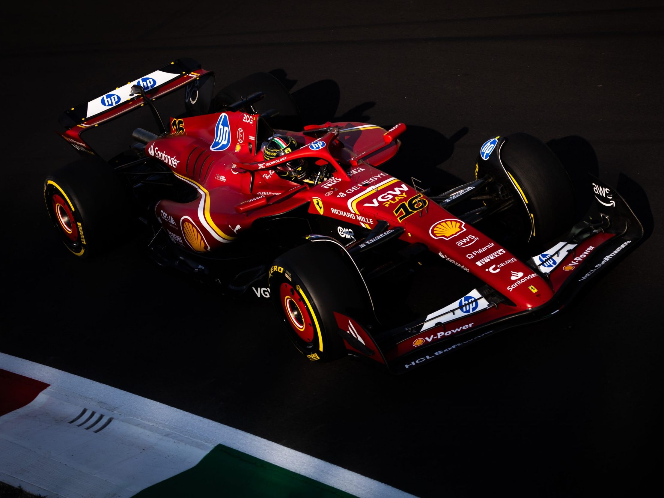 Für Leclerc ist es nach 2019 der zweite Sieg beim Ferrari Heimrennen in Monza. Für Leclerc ist es nach 2019 der zweite Sieg beim Ferrari Heimrennen in Monza.