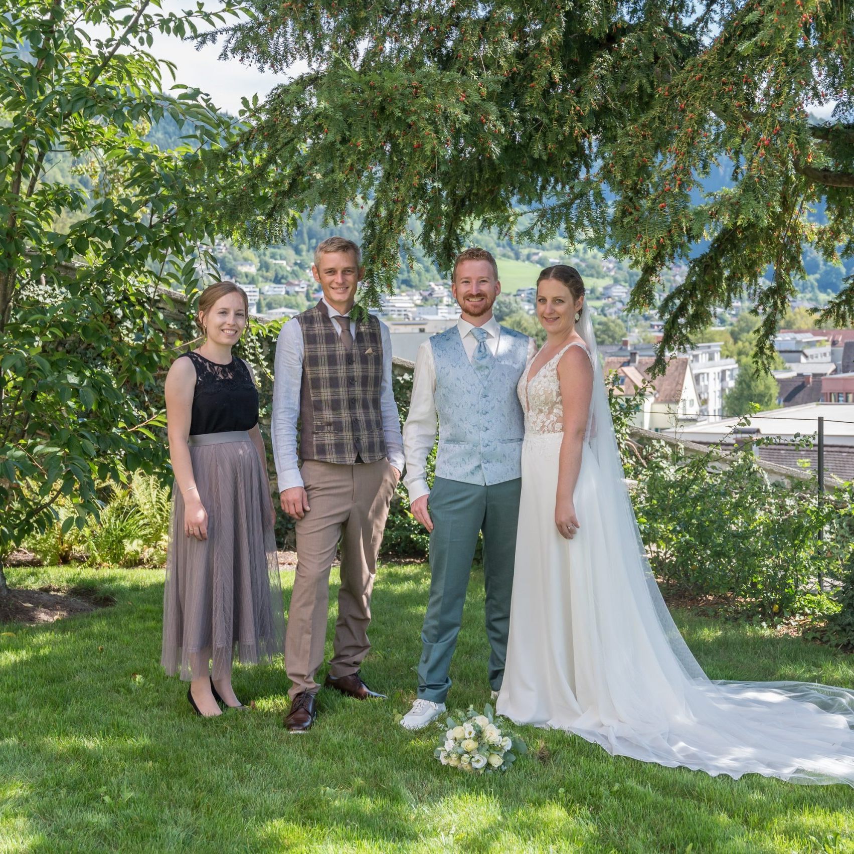 Das frisch vermählte Paar mit seinen Trauzeugen