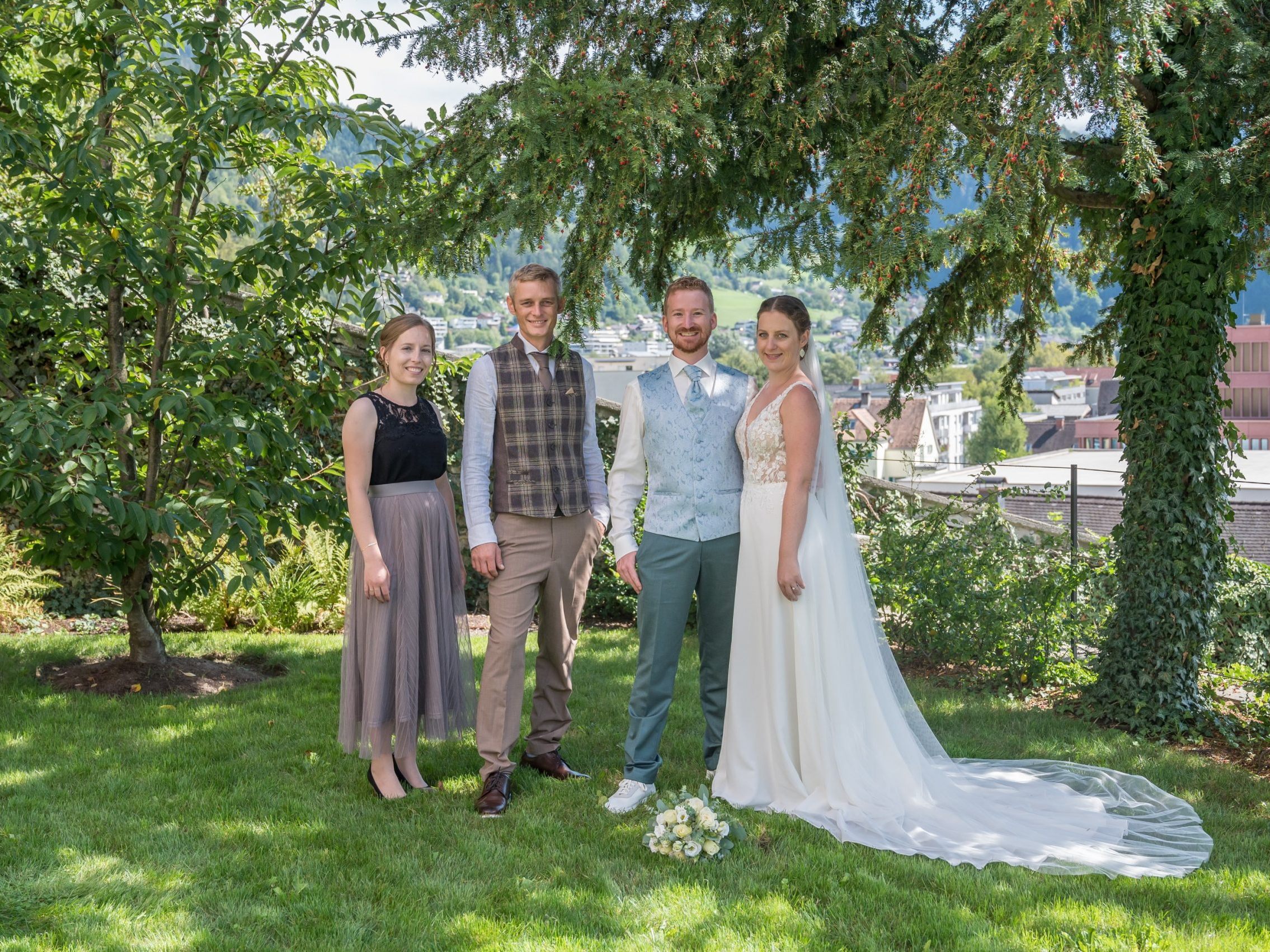 Das frisch vermählte Paar mit seinen Trauzeugen