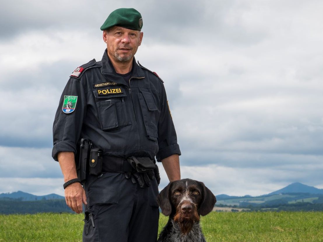 Gruppeninspektor Franz R. entdeckt den abgängigen Mann in einem Kukuruzfeld. Gruppeninspektor Franz R. entdeckt den abgängigen Mann in einem Kukuruzfeld.