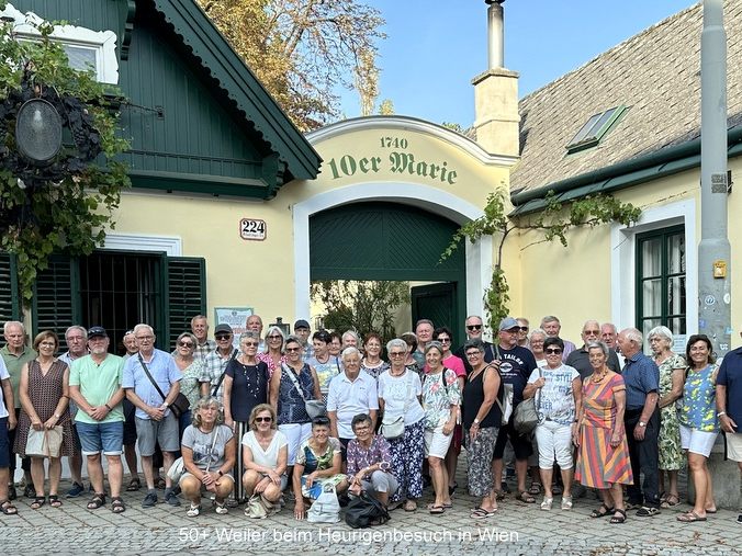 Die Weiler Senior:innen vor dem Heurigen Die Weiler Senior:innen vor dem Heurigen