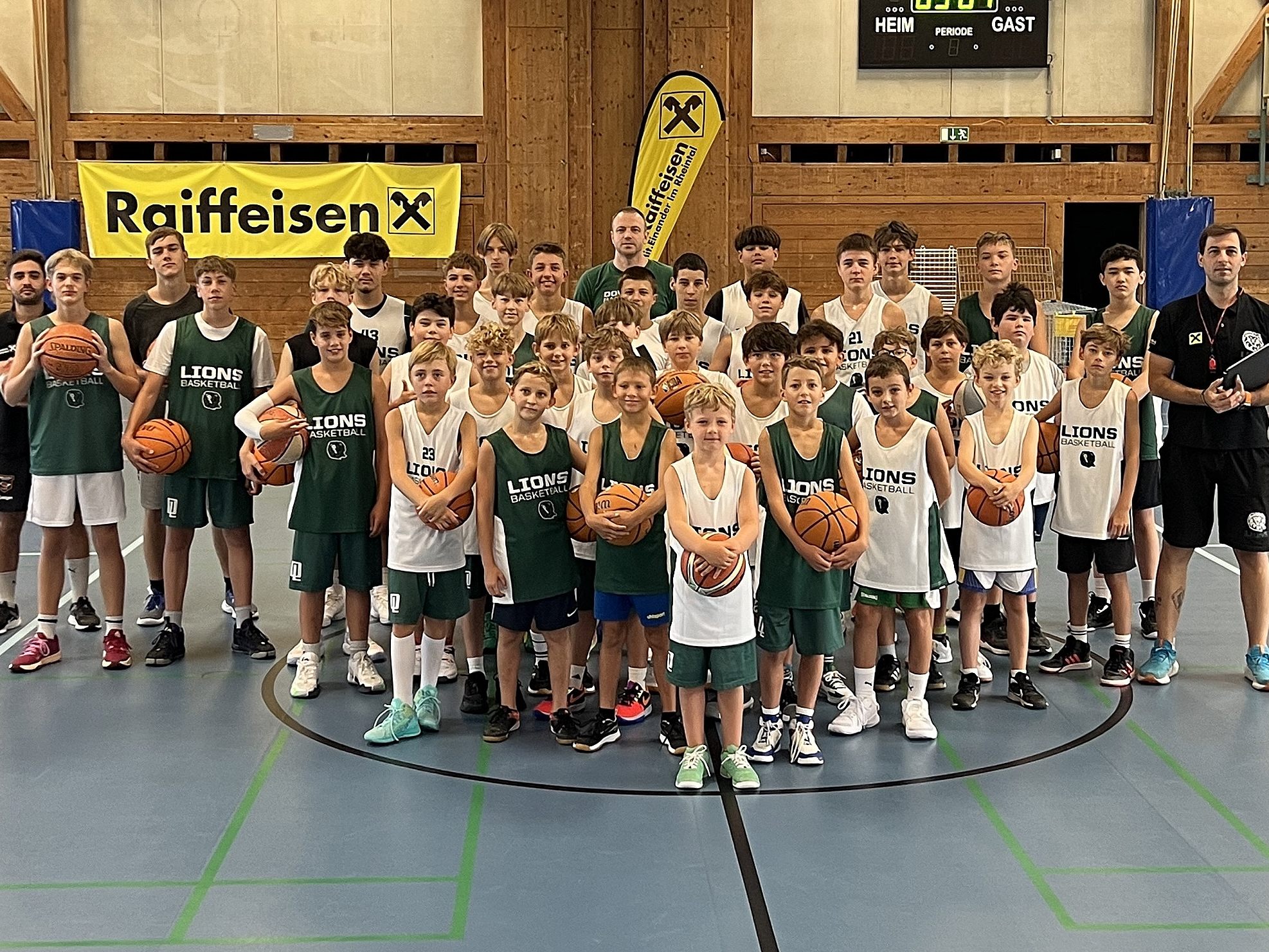 Das dritte Raiffeisen Dornbirn Lions Basketball-Camp bot für die jungen Teilnehmer Sport und Spaß im Einklang. Das dritte Raiffeisen Dornbirn Lions Basketball-Camp bot für die jungen Teilnehmer Sport und Spaß im Einklang.