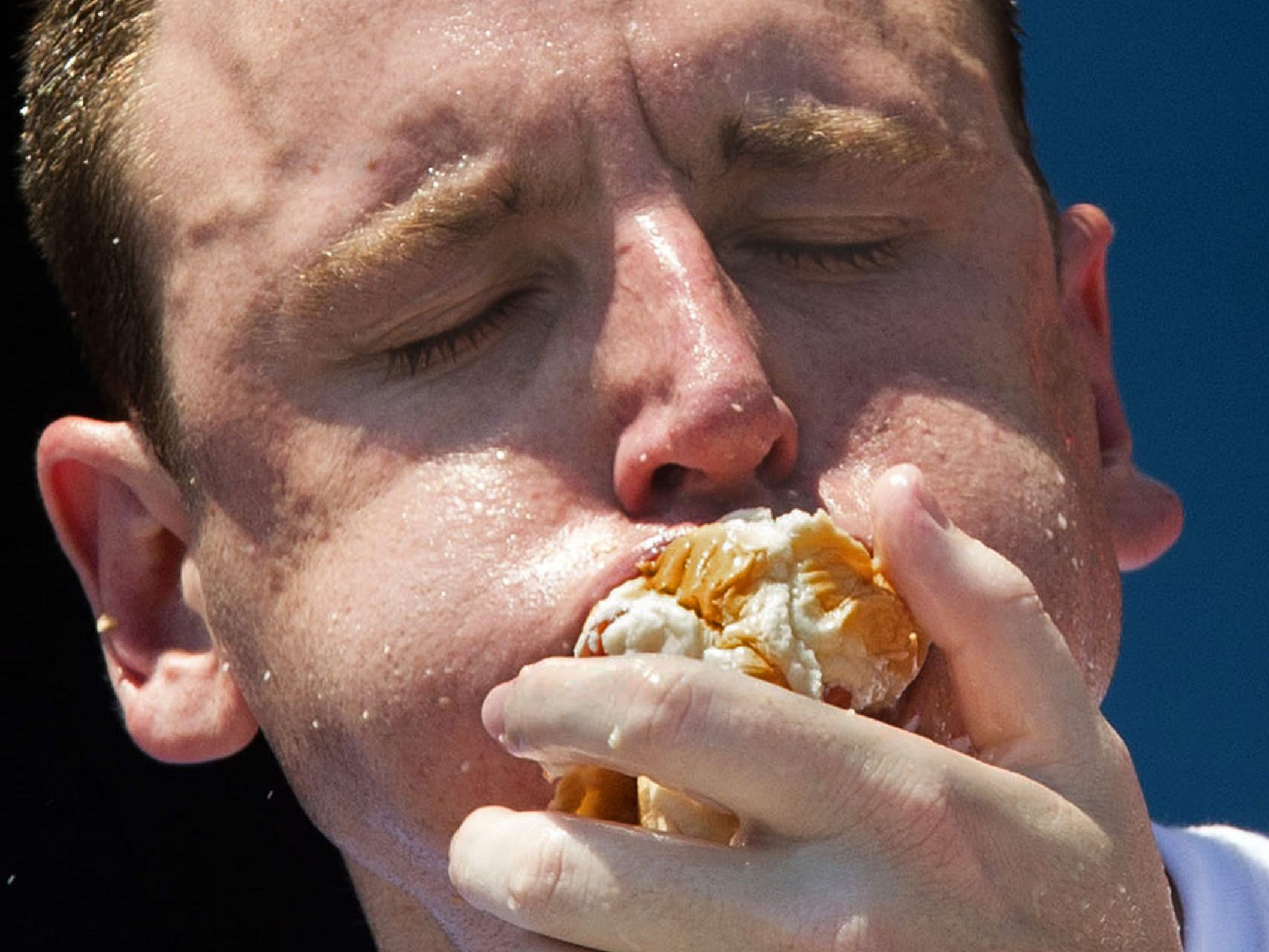 Joey Chestnut bricht Rekord: 83 Hotdogs in 10 Minuten bei Wettessen in Las Vegas.
