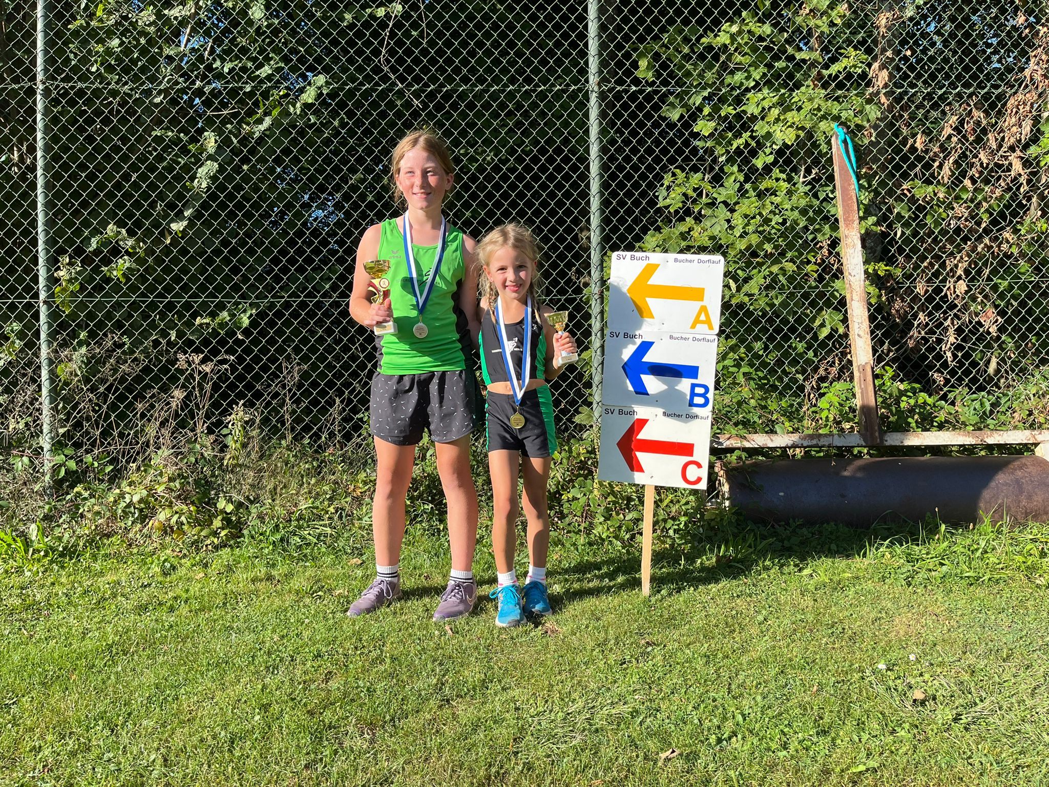 Annika und Lotta beim Bucher Dorflauf
