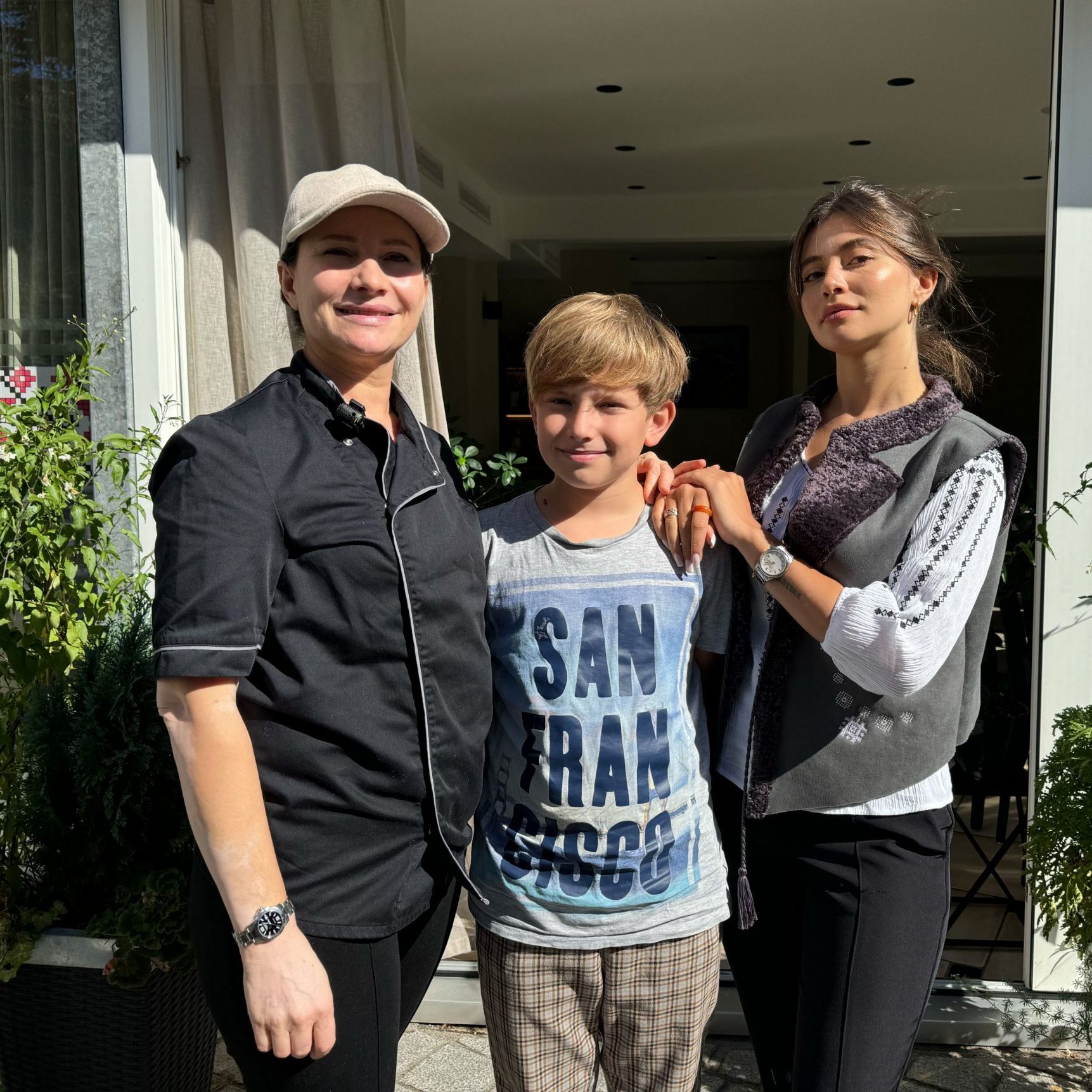 v.l.: Valeria Puscasu mit Sohn Lucas (10) und Tochter Patricia (23) vor dem Restaurant "La Noi".