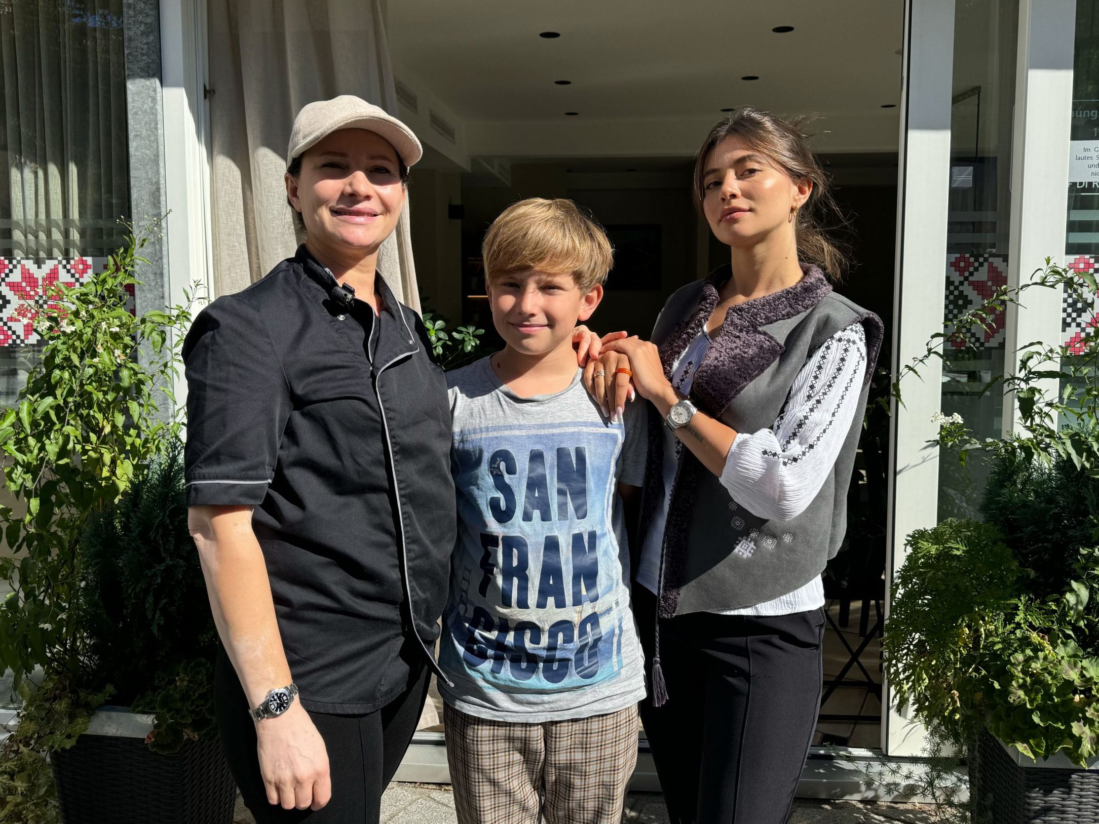 v.l.: Valeria Puscasu mit Sohn Lucas (10) und Tochter Patricia (23) vor dem Restaurant "La Noi". v.l.: Valeria Puscasu mit Sohn Lucas (10) und Tochter Patricia (23) vor dem Restaurant "La Noi".