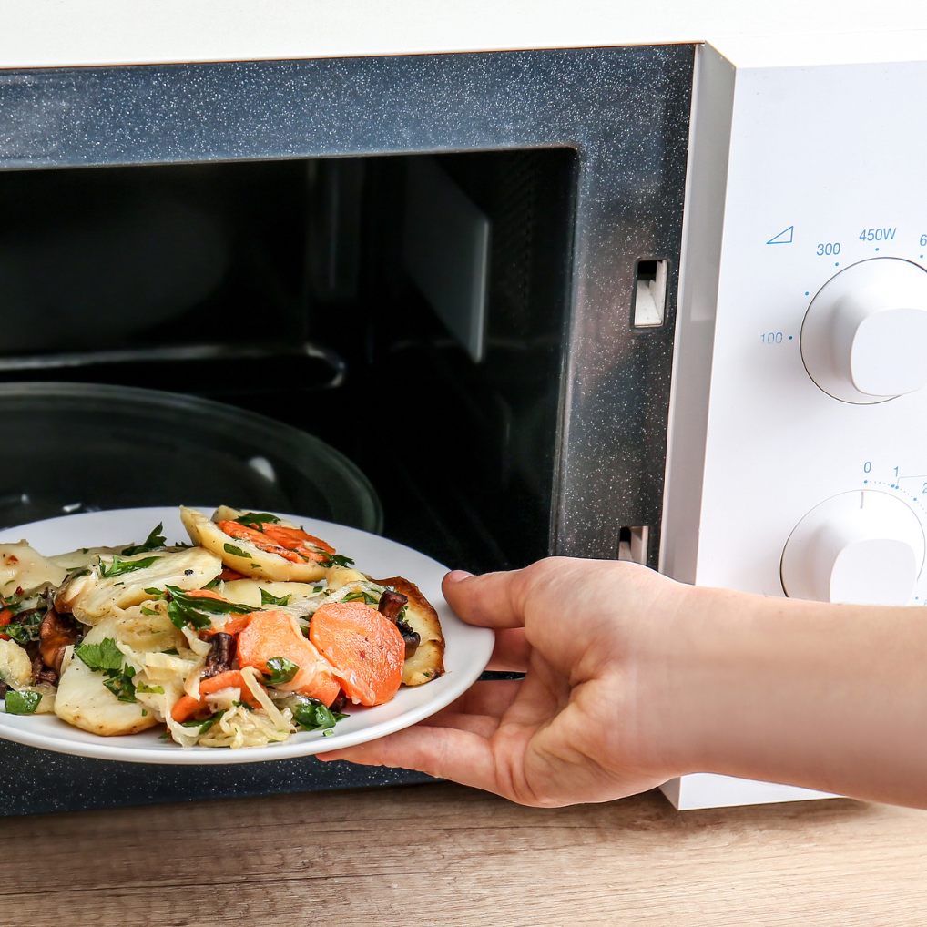 Forscher raten dazu, die Mikrowelle ebenso regelmäßig zu reinigen wie andere Oberflächen in der Küche.