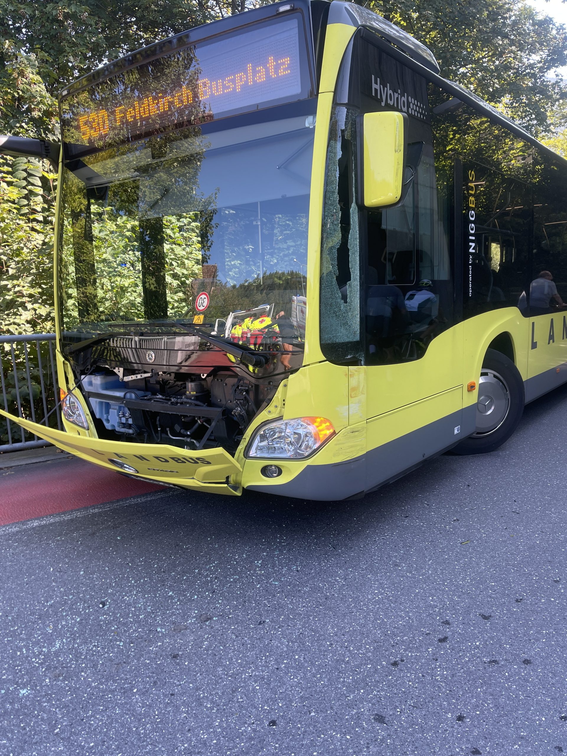 Der Bus wurde an der Front beschädigt.