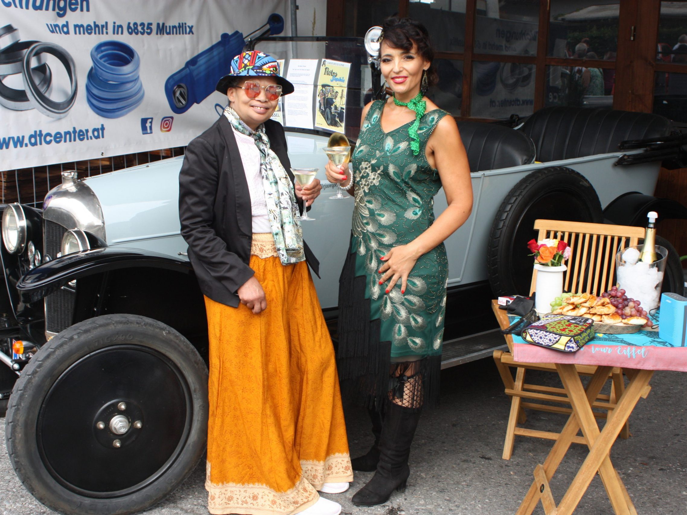 Elisabeth und Angelika freuten sich zusammen mit Besitzer Bert über den faszinierenden Oldtimer in Muntlix. Elisabeth und Angelika freuten sich zusammen mit Besitzer Bert über den faszinierenden Oldtimer in Muntlix.