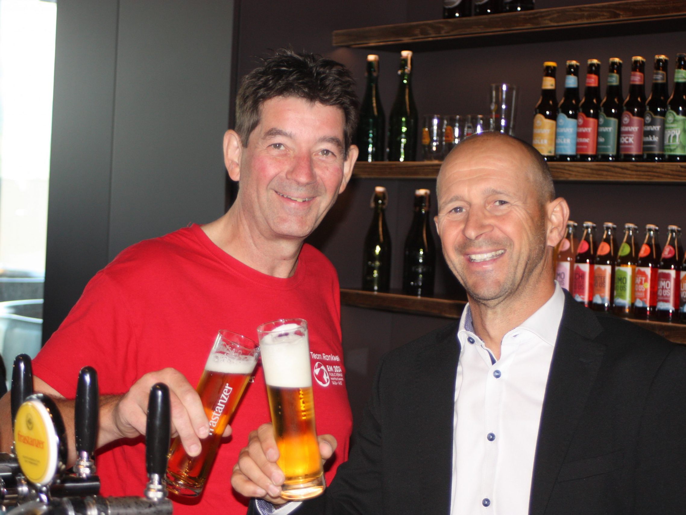 Brauerei Frastanz Geschäftsführer Kurt Michelini und Rankweiler Hof GF Roland Vith haben auf den großartigen Erfolg der Zusammenarbeit vom Public Viewing in Rankweil angestoßen.