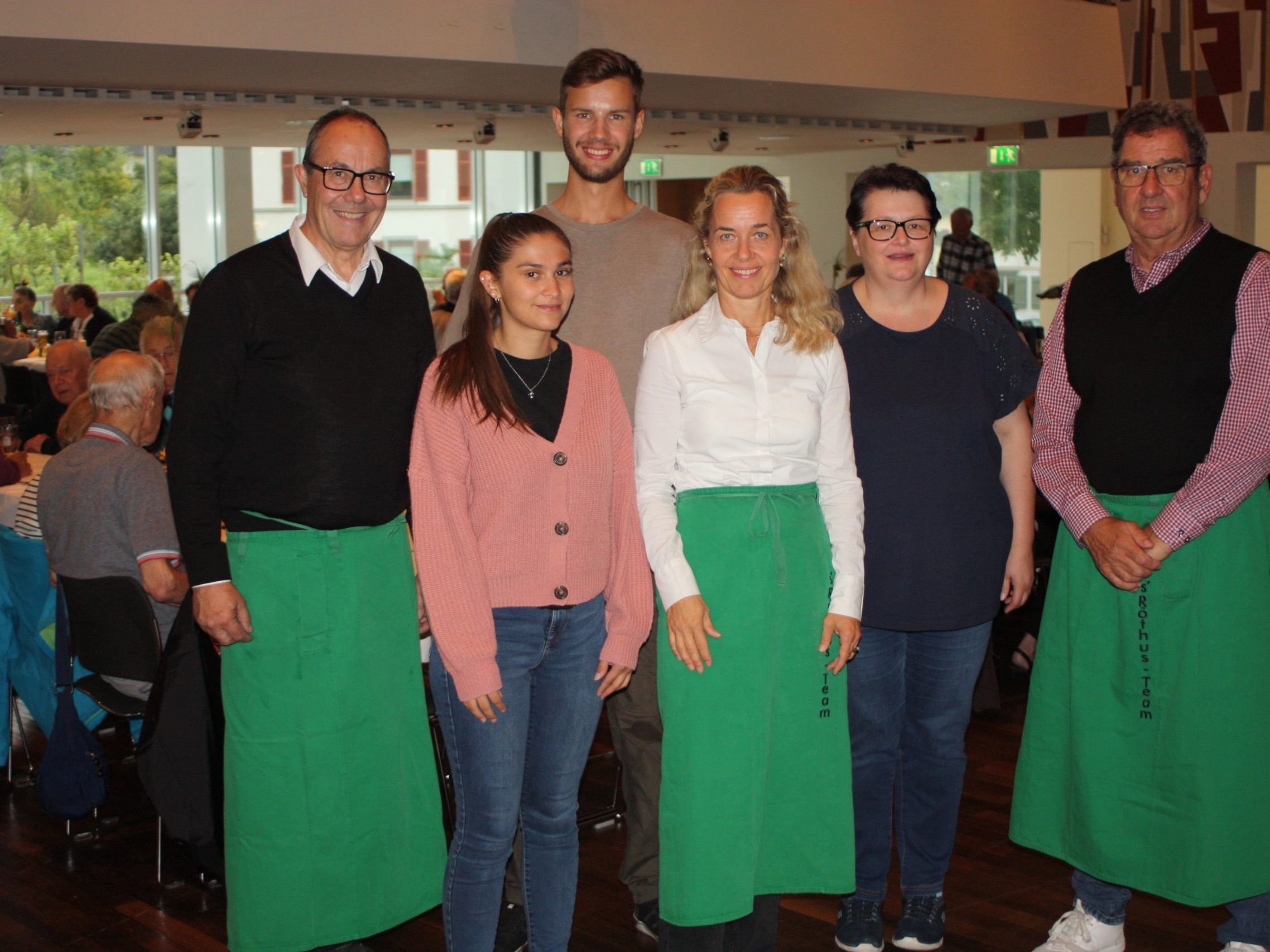 Andreas Prenn (l.), die Gemeinderäte Karin Reith und Helmut Jenny plus die MGR-Mitarbeiter Manuela Muhr, Marielle Längle und Tobias Walser machten als Kellner eine gute Figur. Andreas Prenn (l.), die Gemeinderäte Karin Reith und Helmut Jenny plus die MGR-Mitarbeiter Manuela Muhr, Marielle Längle und Tobias Walser machten als Kellner eine gute Figur.