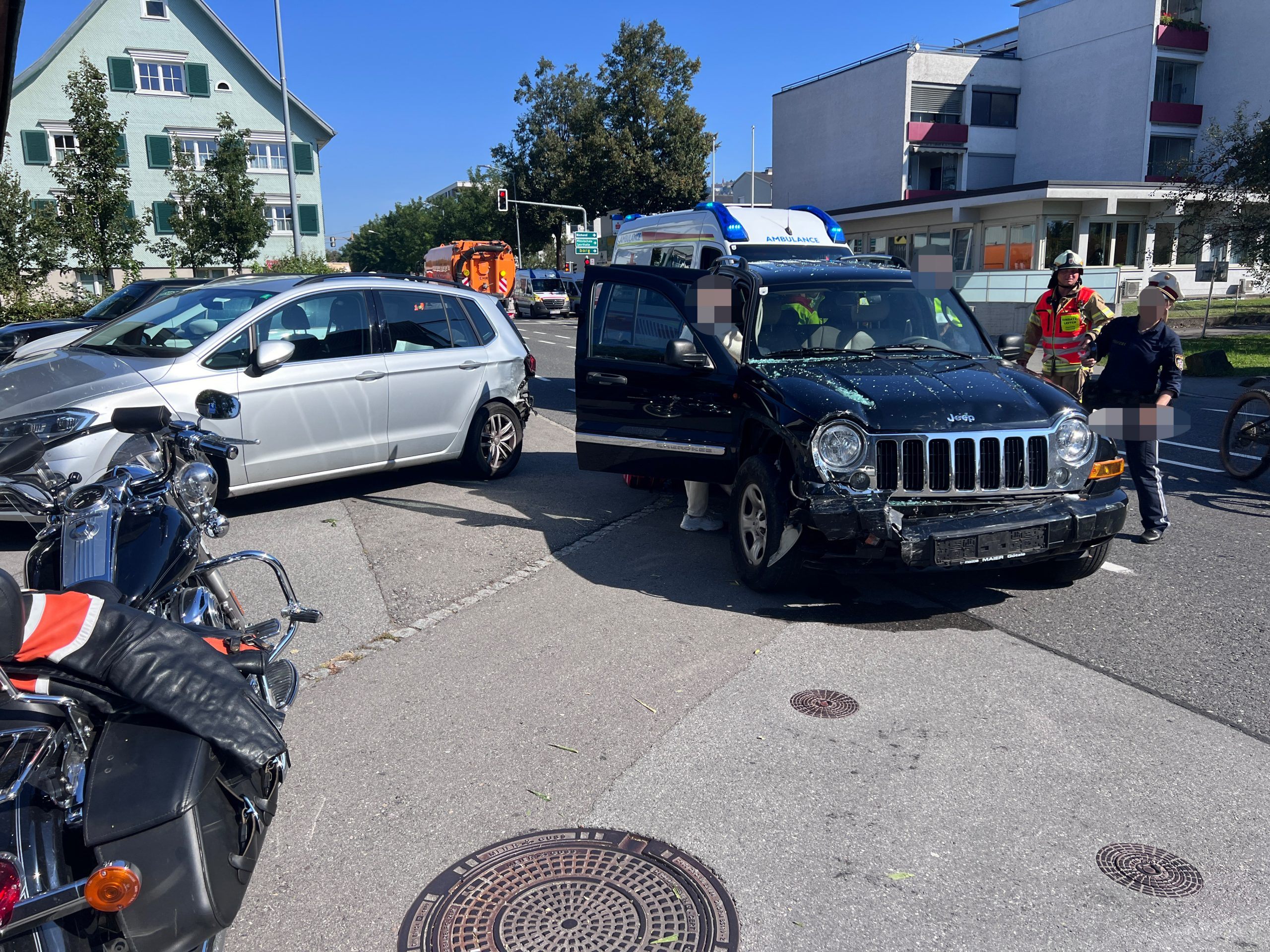 Zwei Personen wurden bei dem Unfall verletzt. Zwei Personen wurden bei dem Unfall verletzt.