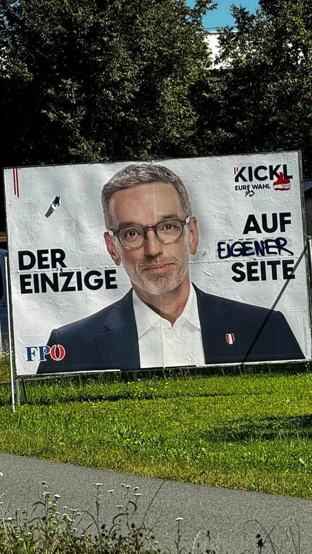 Ein Schmierfink machte sich an Kickls Wahlplakaten zu schaffen.