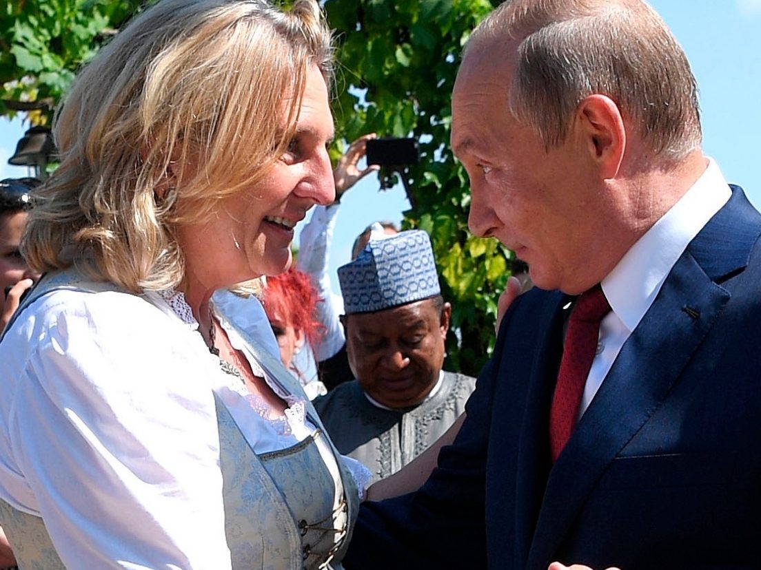 Karin Kneissl tanzte 2018 mit Wladimir Putin auf ihrer Hochzeit (l.), jetzt ist sie die Tiger-Botschafterin für den russischen Machthaber. Karin Kneissl tanzte 2018 mit Wladimir Putin auf ihrer Hochzeit (l.), jetzt ist sie die Tiger-Botschafterin für den russischen Machthaber.