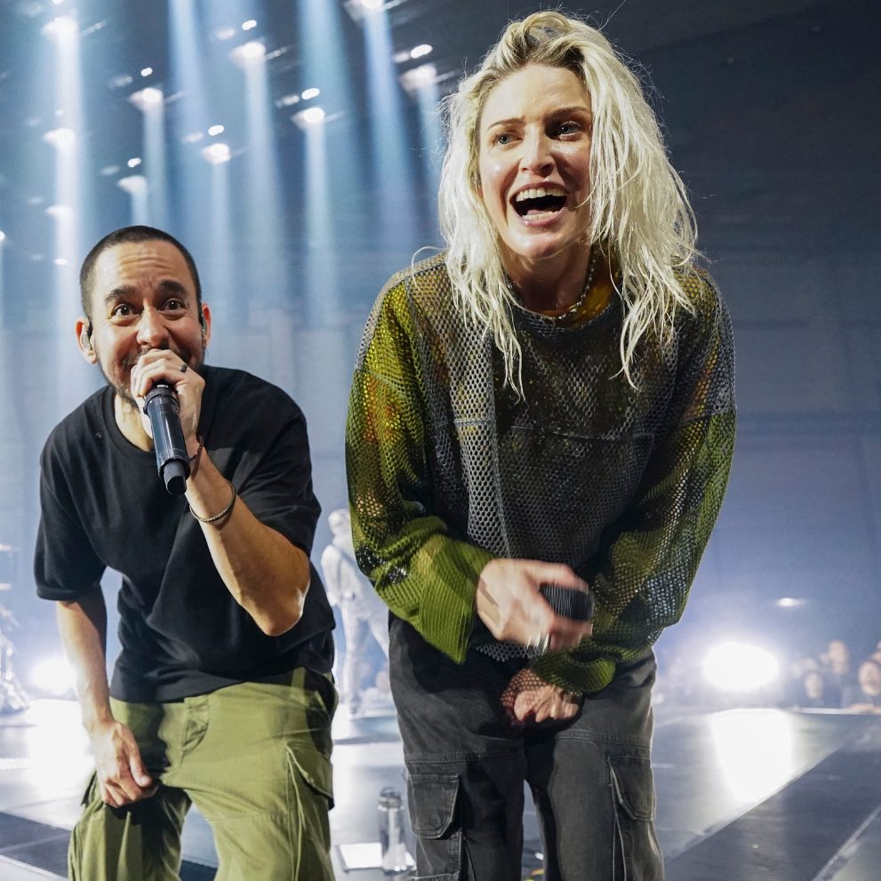Linkin Park ist nach sieben Jahren zurück auf der Bühne. Sängerin Emily Armstrong übernimmt die Rolle der Lead-Sängerin.