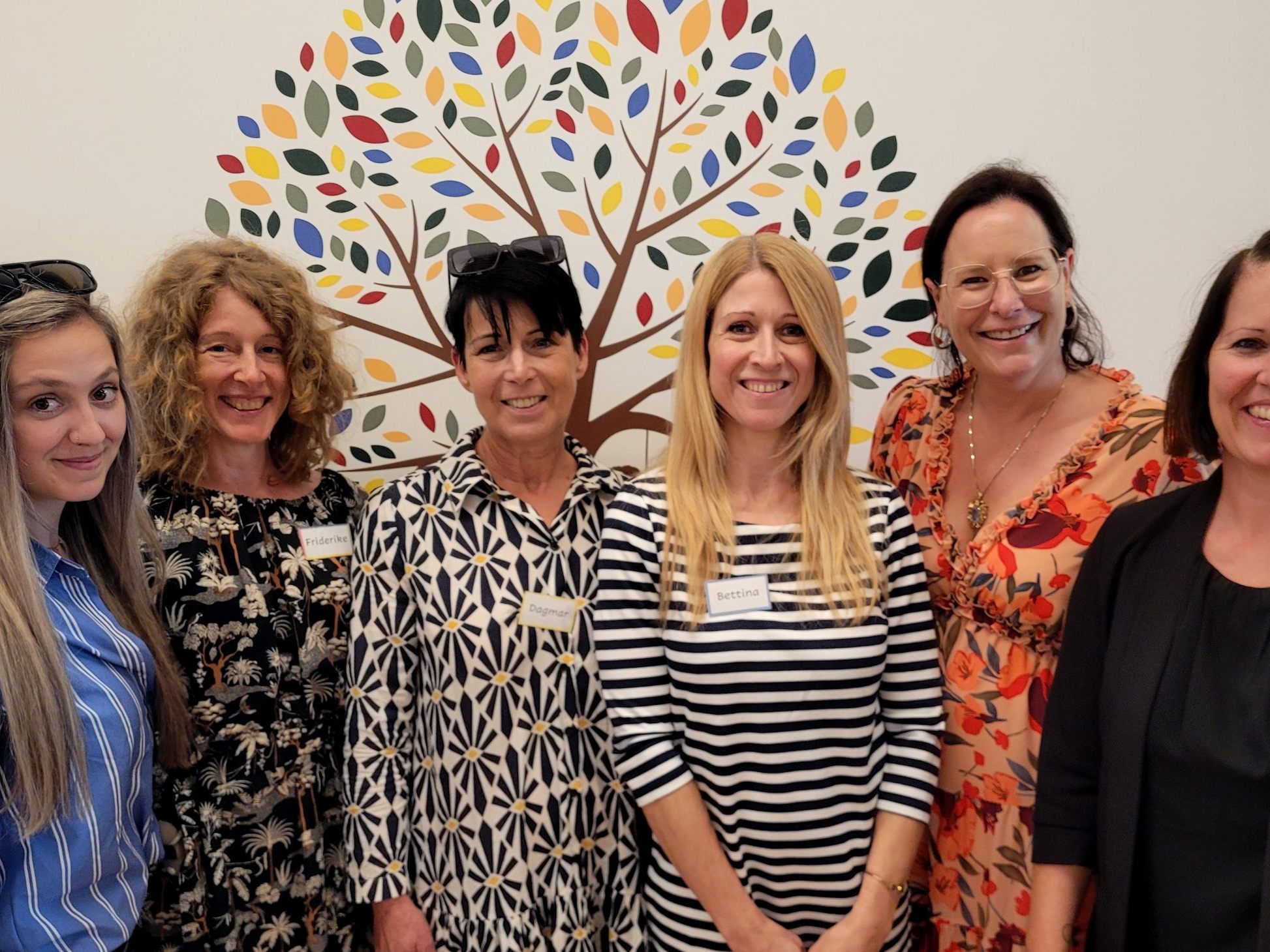 Natascha Praml (Kleinkinder-Gruppenleitung), Friderike Rizzo (Stellvertretende KinderHaus-Leiterin/Sprachförderung), Dagmar Schneider (Kleinkinder-Gruppenleitung) und KinderHaus-Bäumle-Leiterin Bettina Franner sowie Petra Böck (Obfrau Bildungs- und Familienausschuss) und Nicole Kronreif (Bildungskoordinatorin) von der Gemeinde Lochau. Natascha Praml (Kleinkinder-Gruppenleitung), Friderike Rizzo (Stellvertretende KinderHaus-Leiterin/Sprachförderung), Dagmar Schneider (Kleinkinder-Gruppenleitung) und KinderHaus-Bäumle-Leiterin Bettina Franner sowie Petra Böck (Obfrau Bildungs- und Familienausschuss) und Nicole Kronreif (Bildungskoordinatorin) von der Gemeinde Lochau.
