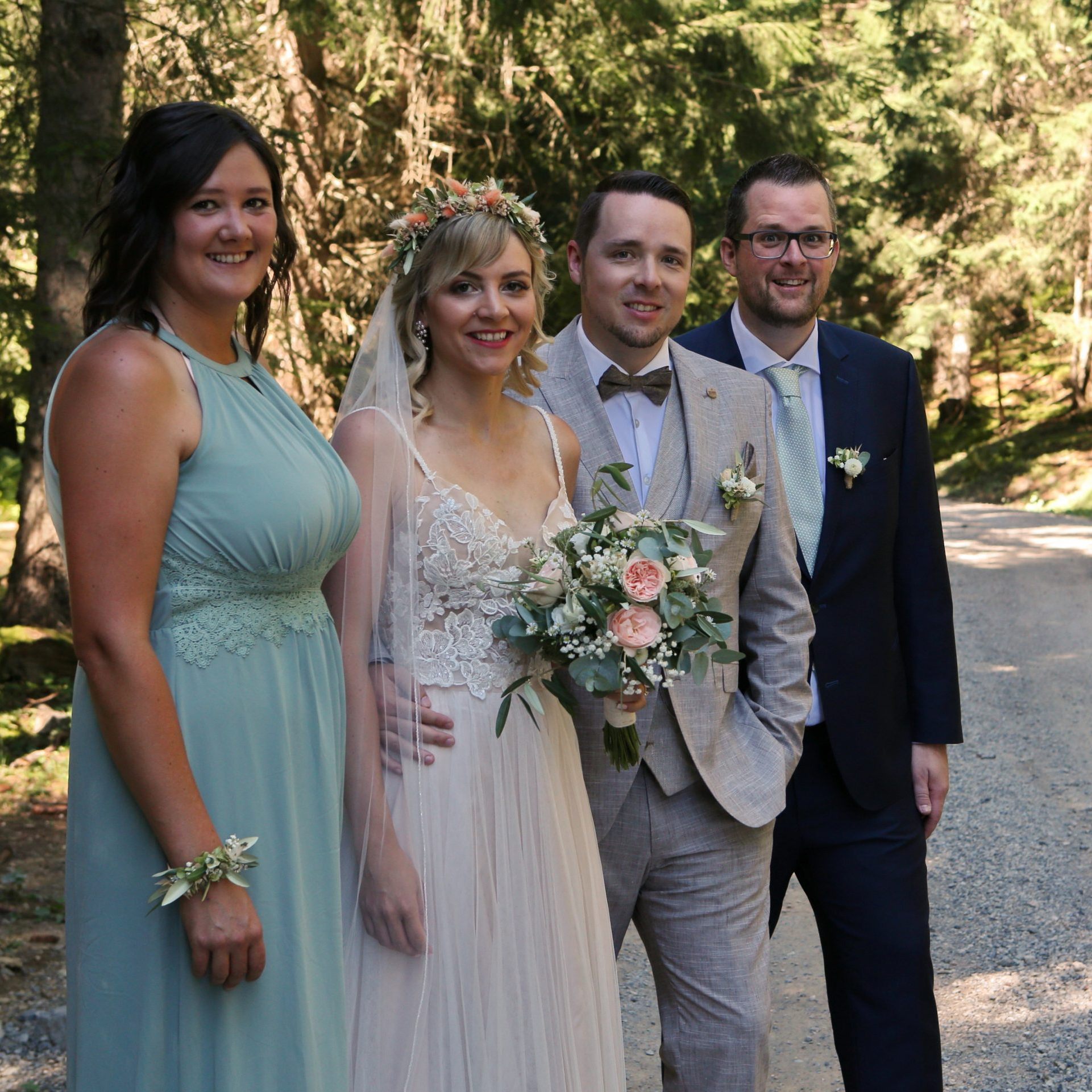 Das frisch vermählte Paar mit seinen Trauzeugen.