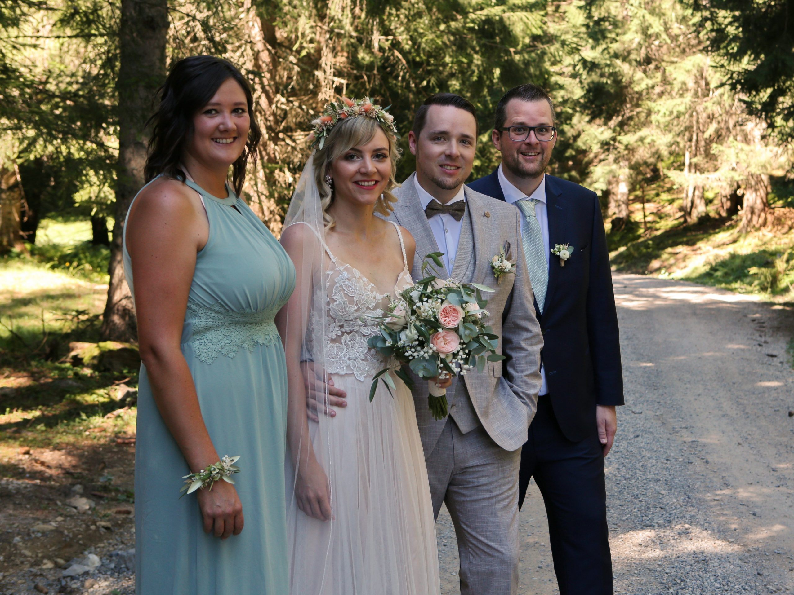 Das frisch vermählte Paar mit seinen Trauzeugen.