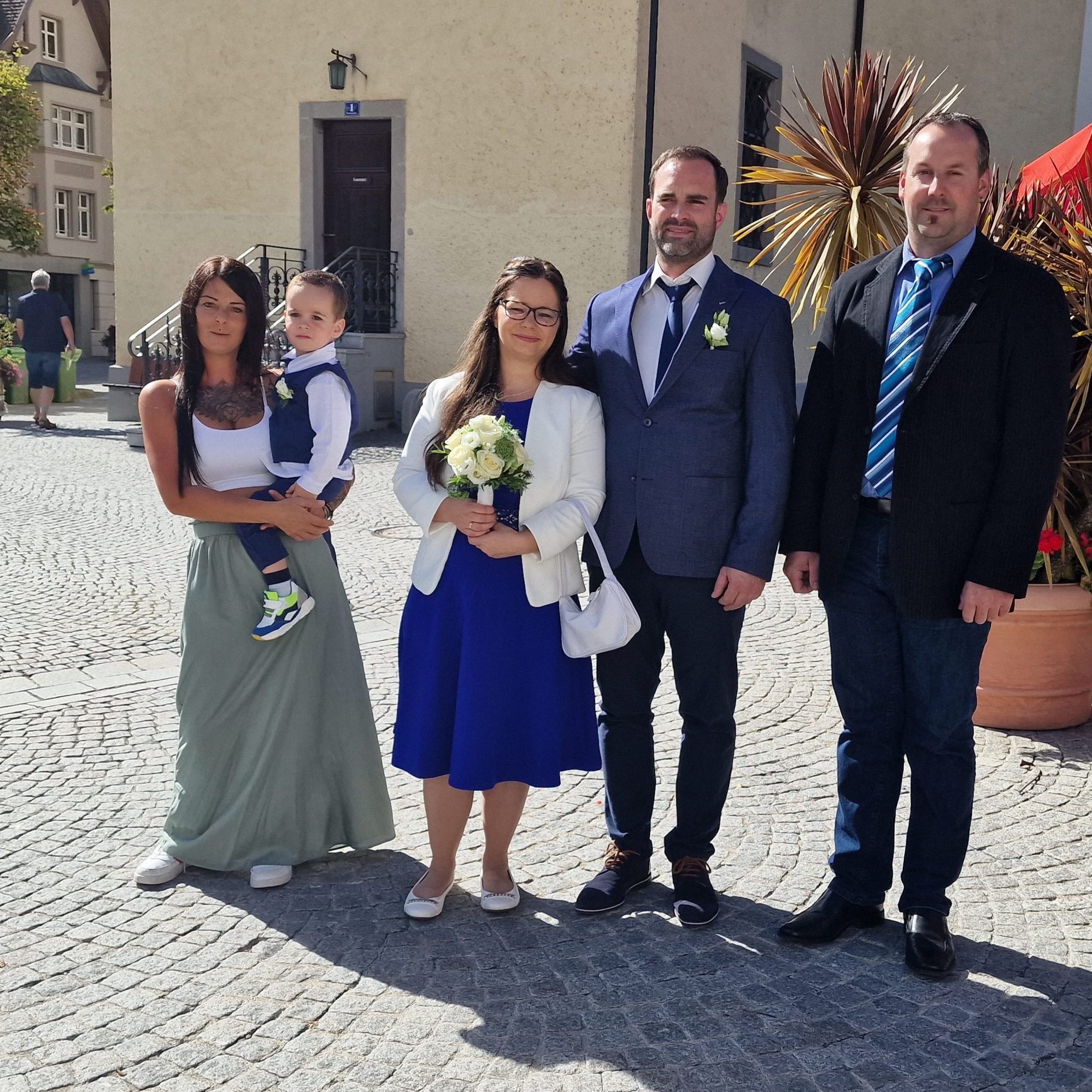 Das frisch vermählte Paar Rebeca und Lars Marlin mit Leandro und den Trauzeugen.