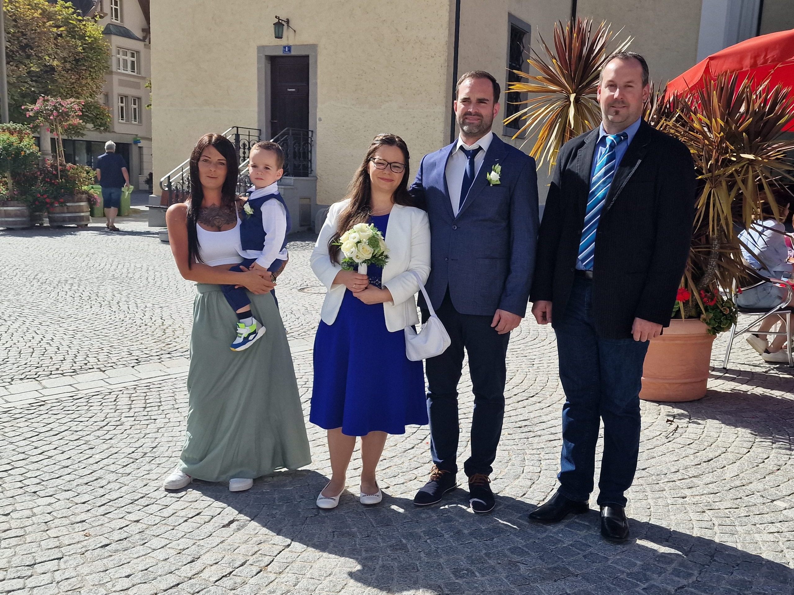 Das frisch vermählte Paar Rebeca und Lars Marlin mit Leandro und den Trauzeugen. Das frisch vermählte Paar Rebeca und Lars Marlin mit Leandro und den Trauzeugen.
