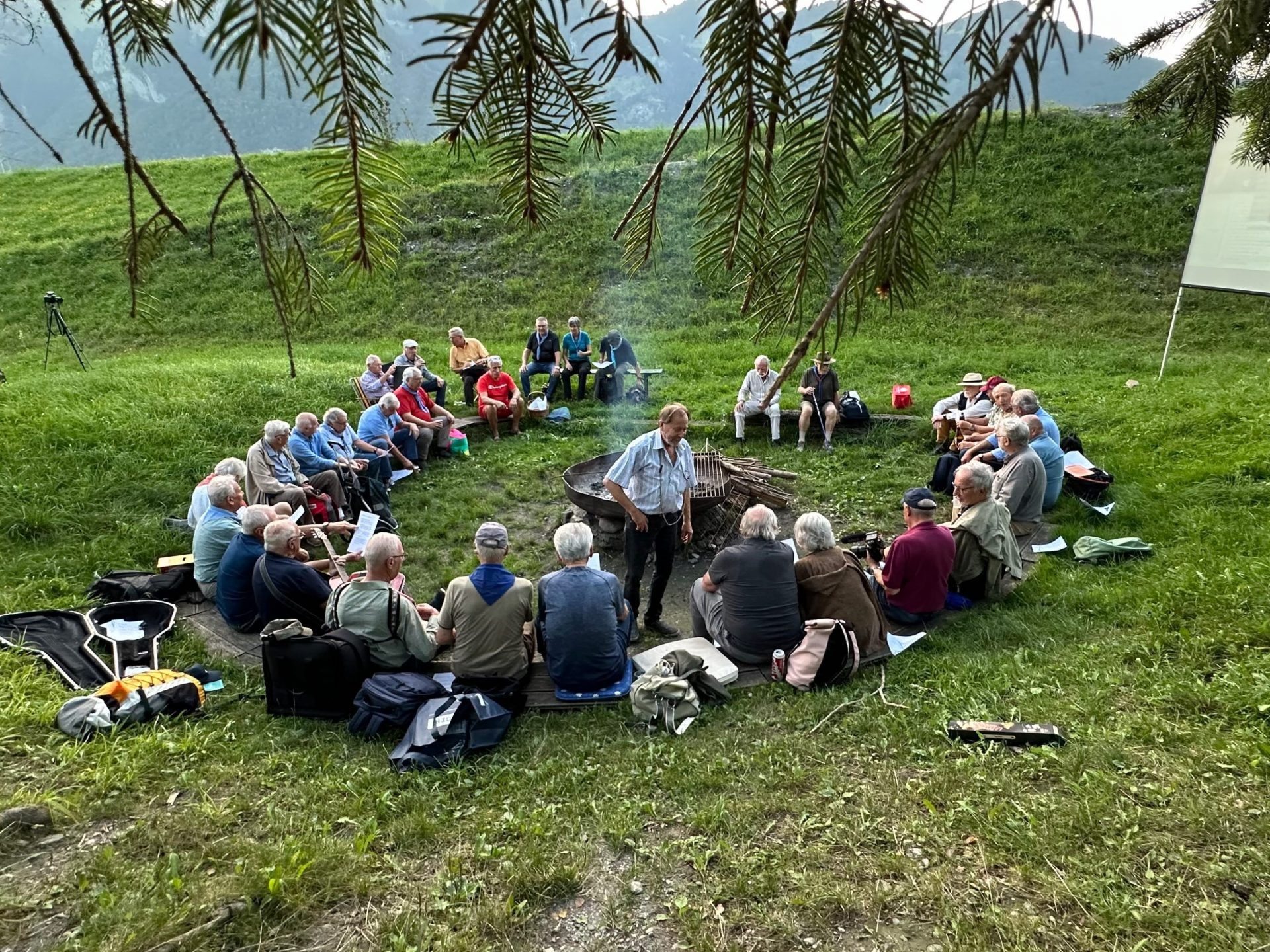 Ein Lagerfeuerkreis wie in alten Zeiten und unerwartet viele alte Gesichter - eine einmalige Voraussetzung beim Lagerfeuer-Event im Witzycamp.