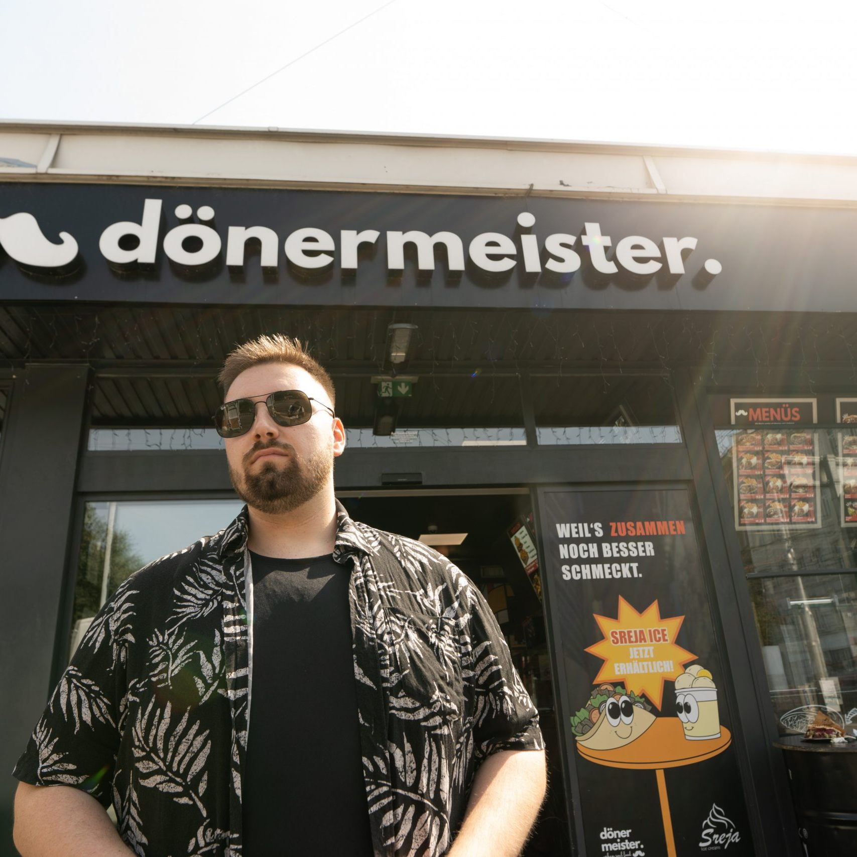Bei der Single "Dönermeister" hatte Robert F seine Finger in Spiel.