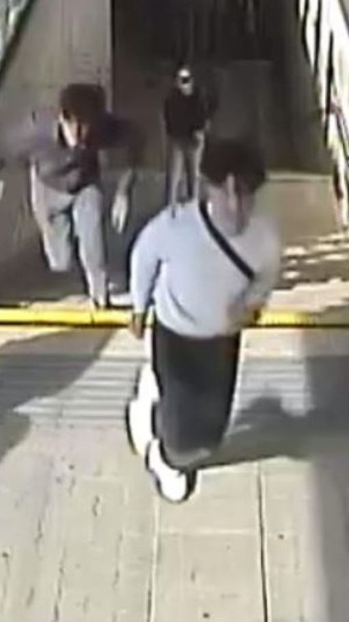 Sollten Sie Informationen zu den abgebildeten Personen haben, melden Sie sich bitte bei der Polizeiinspektion Feldkirch, Tel. +43 (0) 59 133 8150.