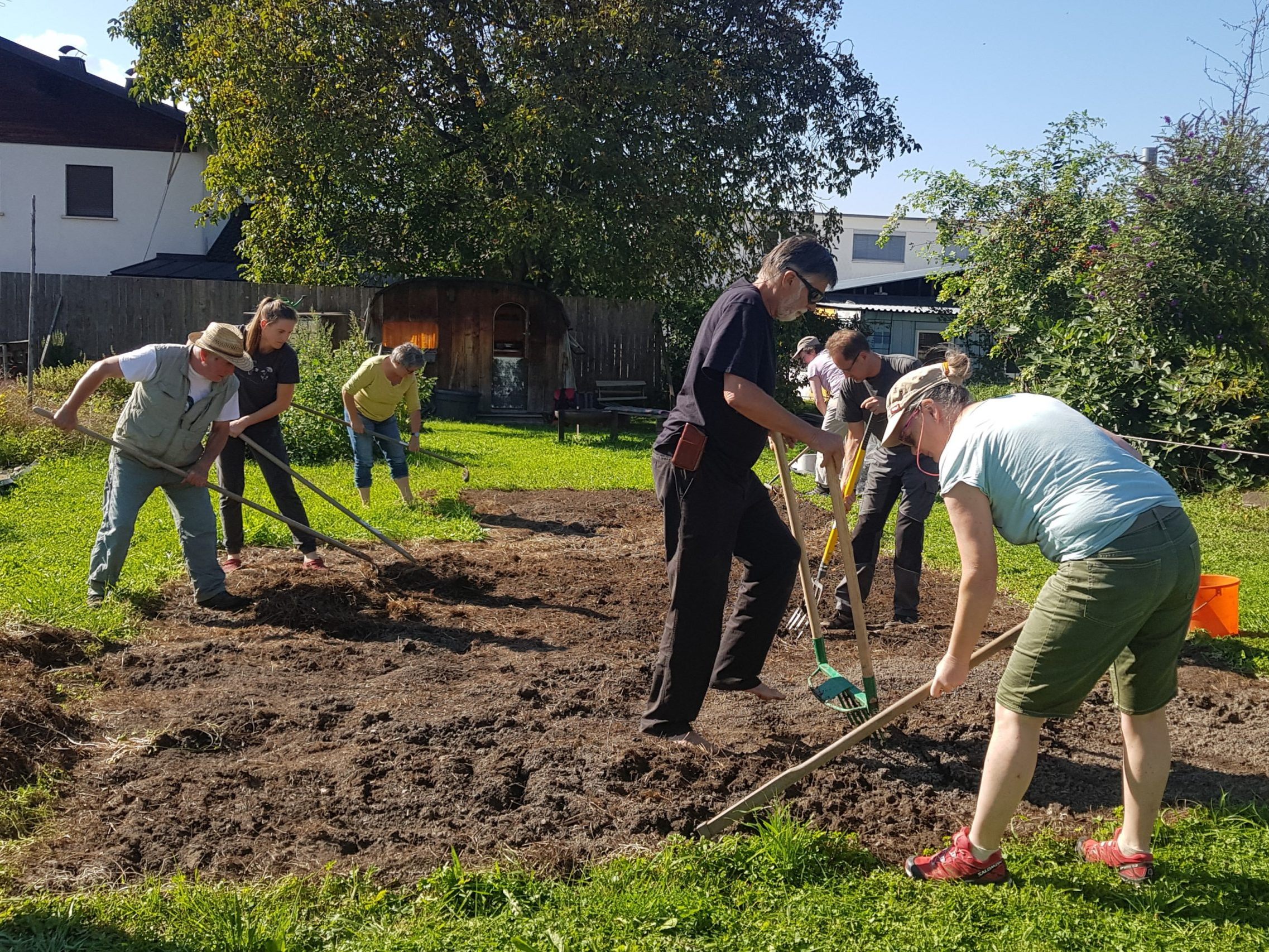 Kursteilnehmende bei der Bodenvorbereitung