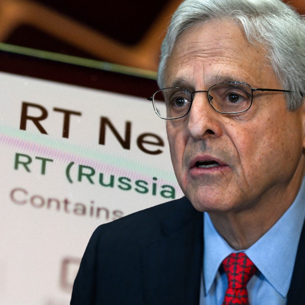 US-Justizminister Merrick Garland (r.) sagte, der innere Kreis rund um Kremlchef Wladimir Putin habe die Desinformationskampagnen angeordnet.