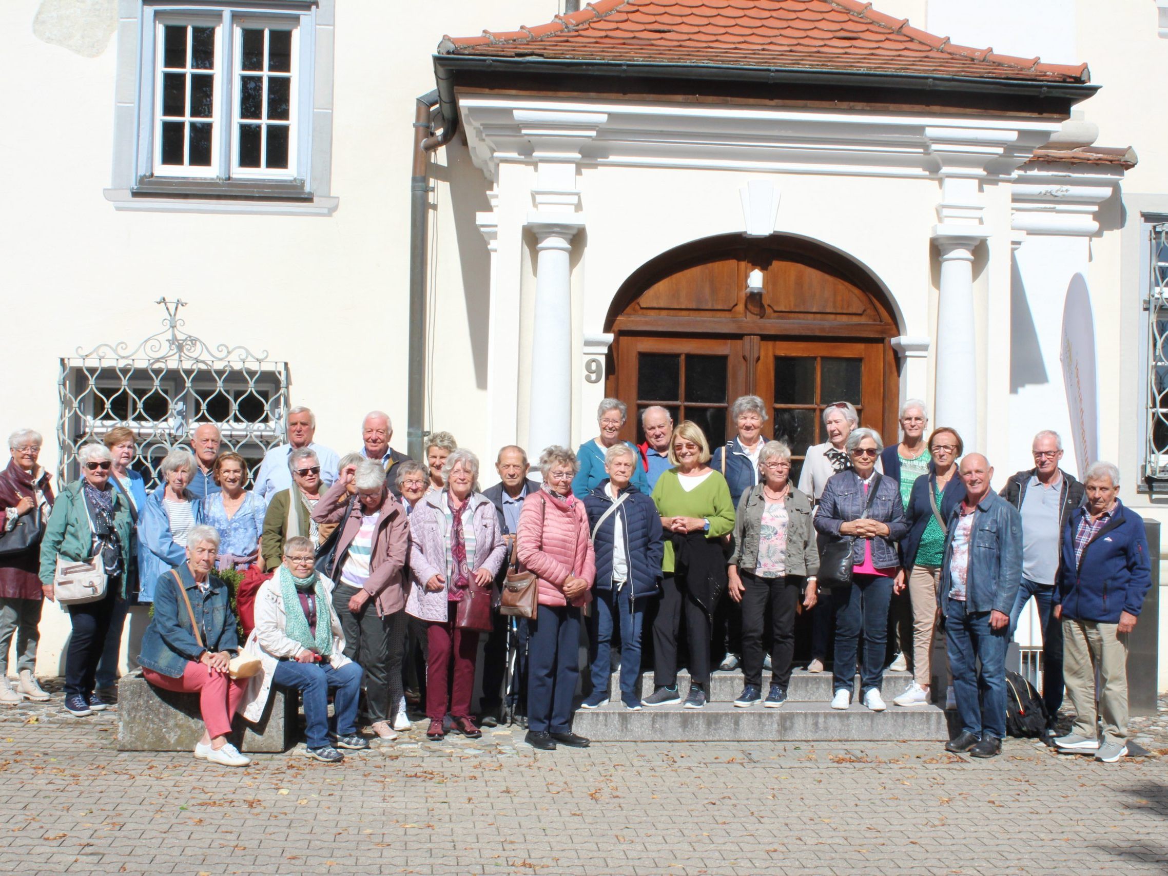 Die Reisegruppe vor der Klosteranlage.